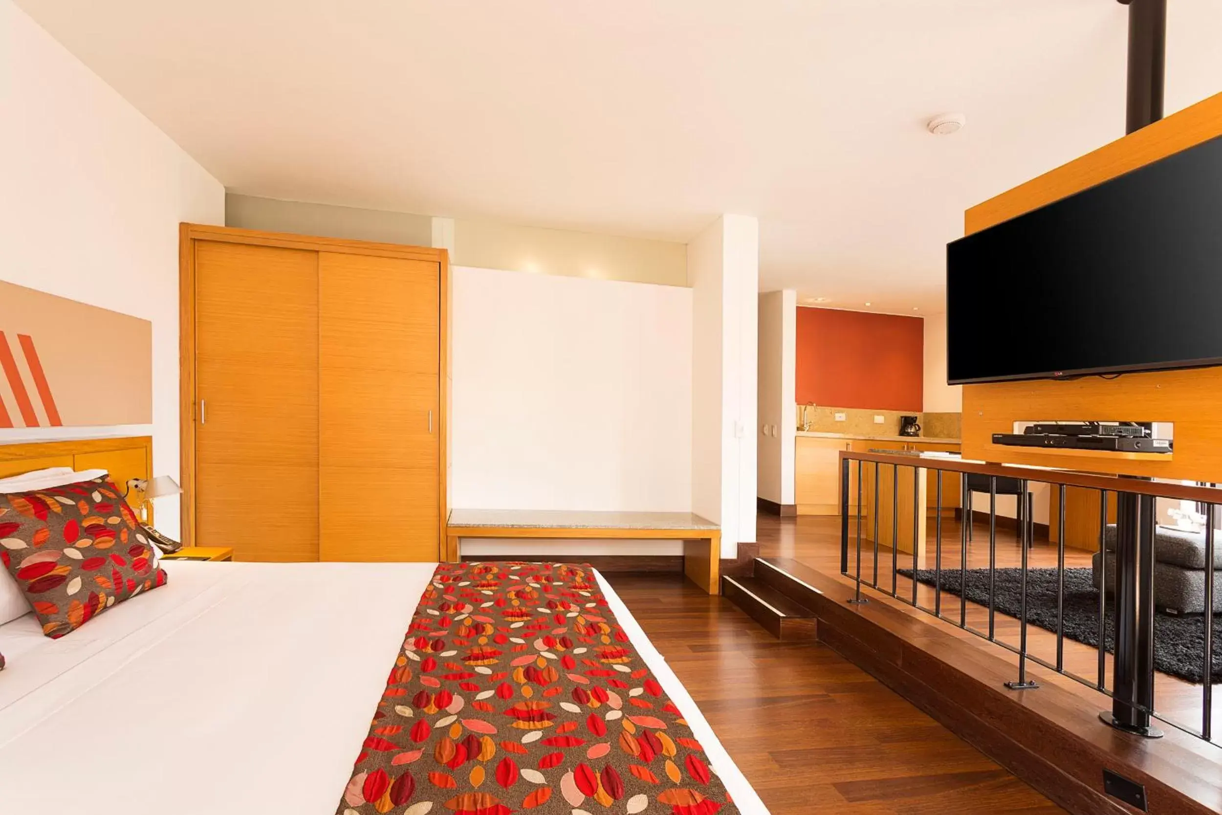 Bedroom, TV/Entertainment Center in Hotel bh La Quinta