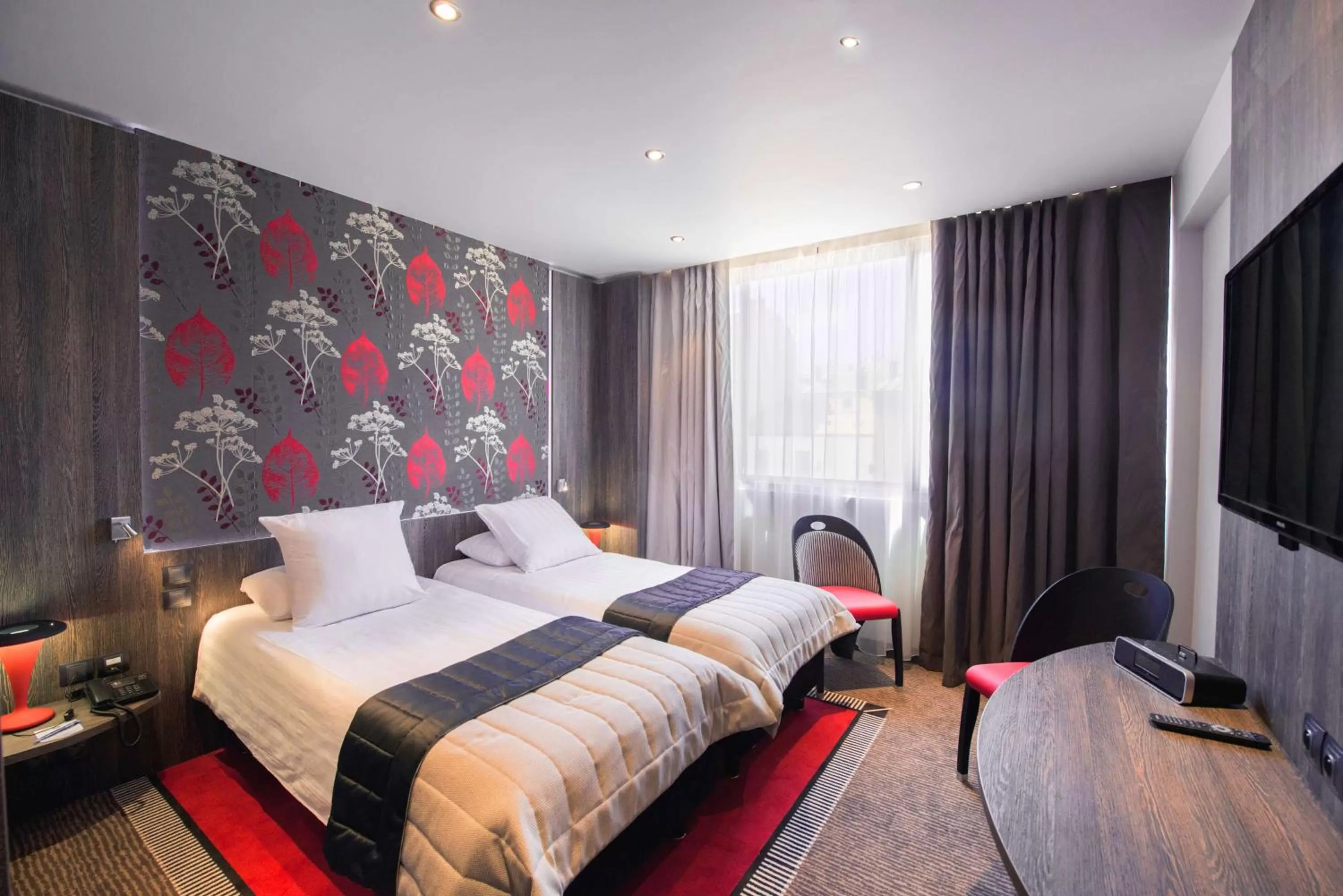 Bed in Best Western Premier Le Patio des Artistes Wellness Jacuzzi