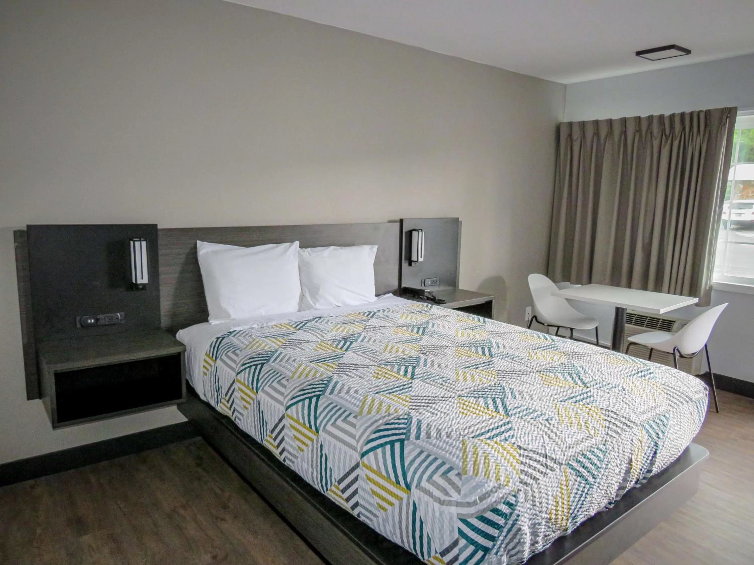 Photo of the whole room, Bed in Motel 6 Tigard, Or - Portland Southwest