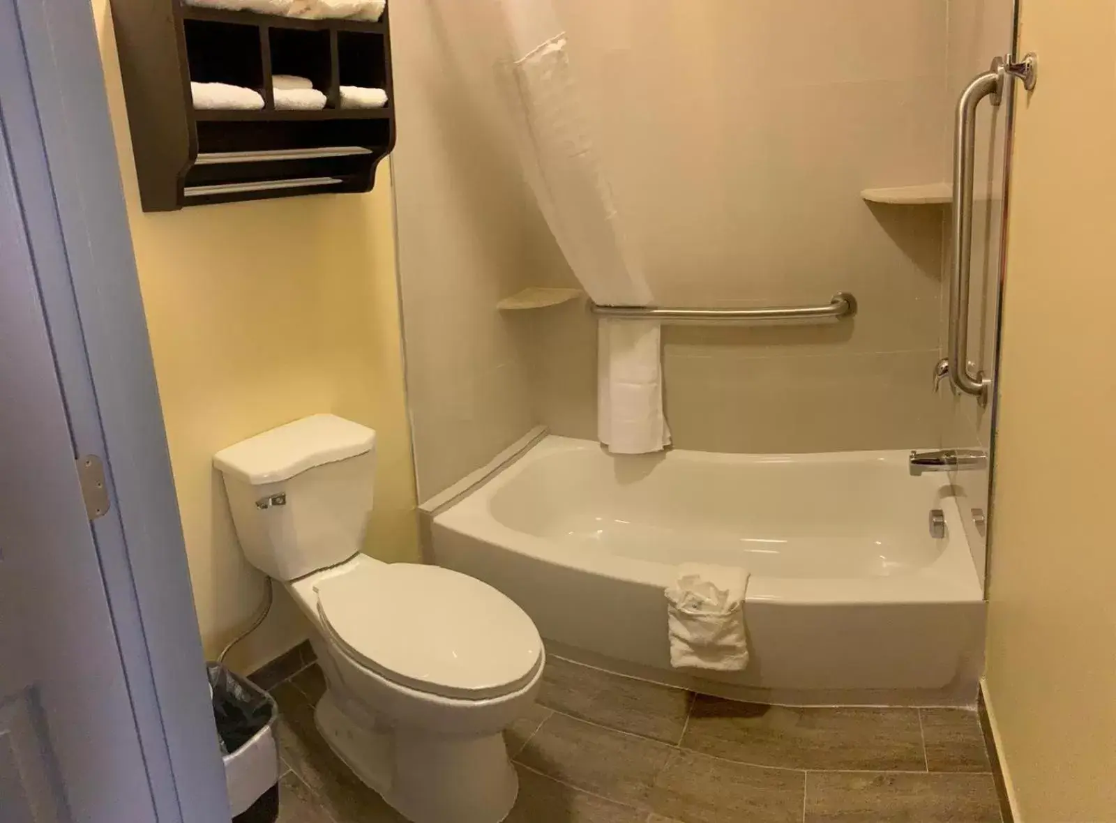 Bathroom in HomeStay Inn & Suites Edinburg