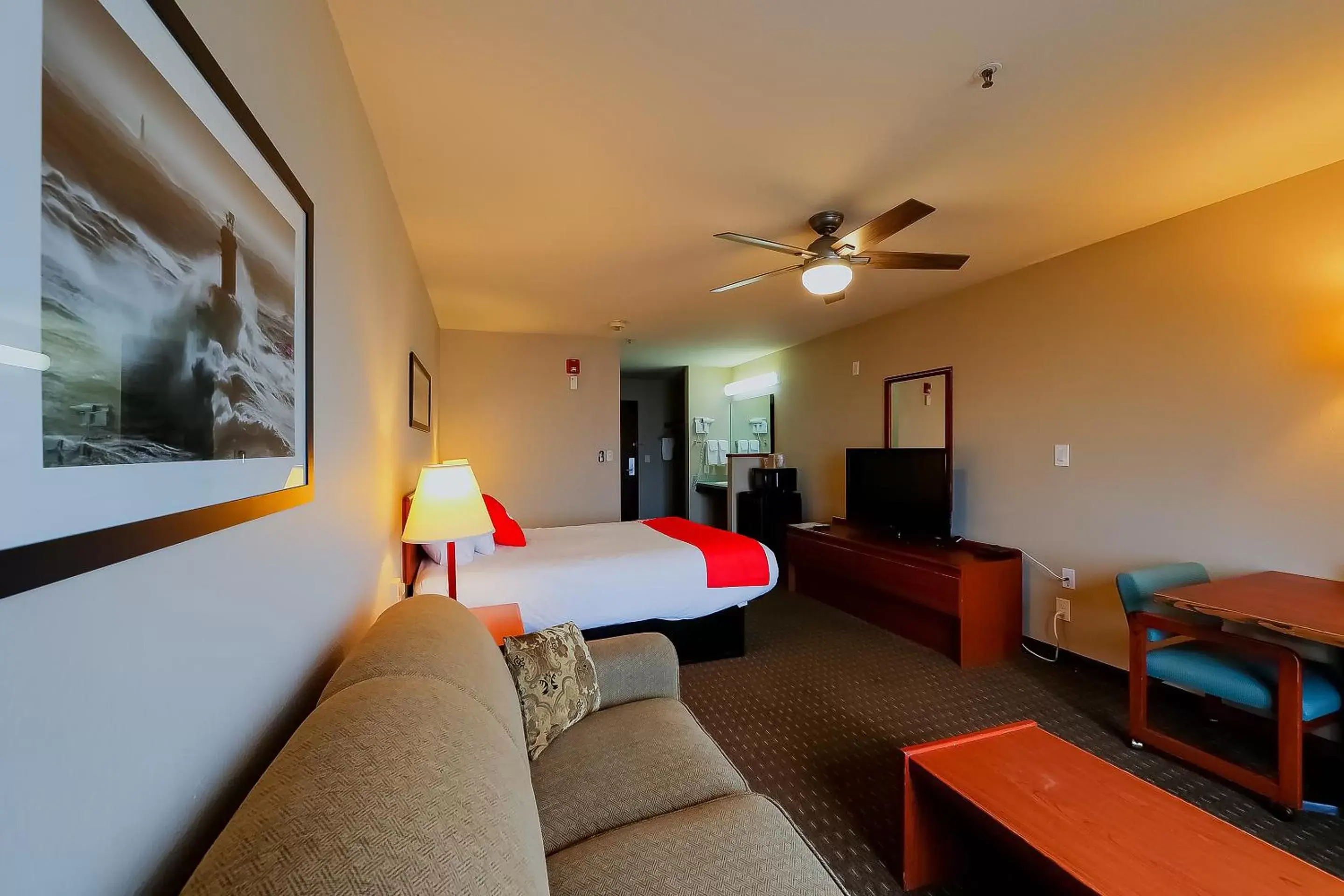 Seating area in Siletz Bay Beachfront Hotel by OYO Lincoln City