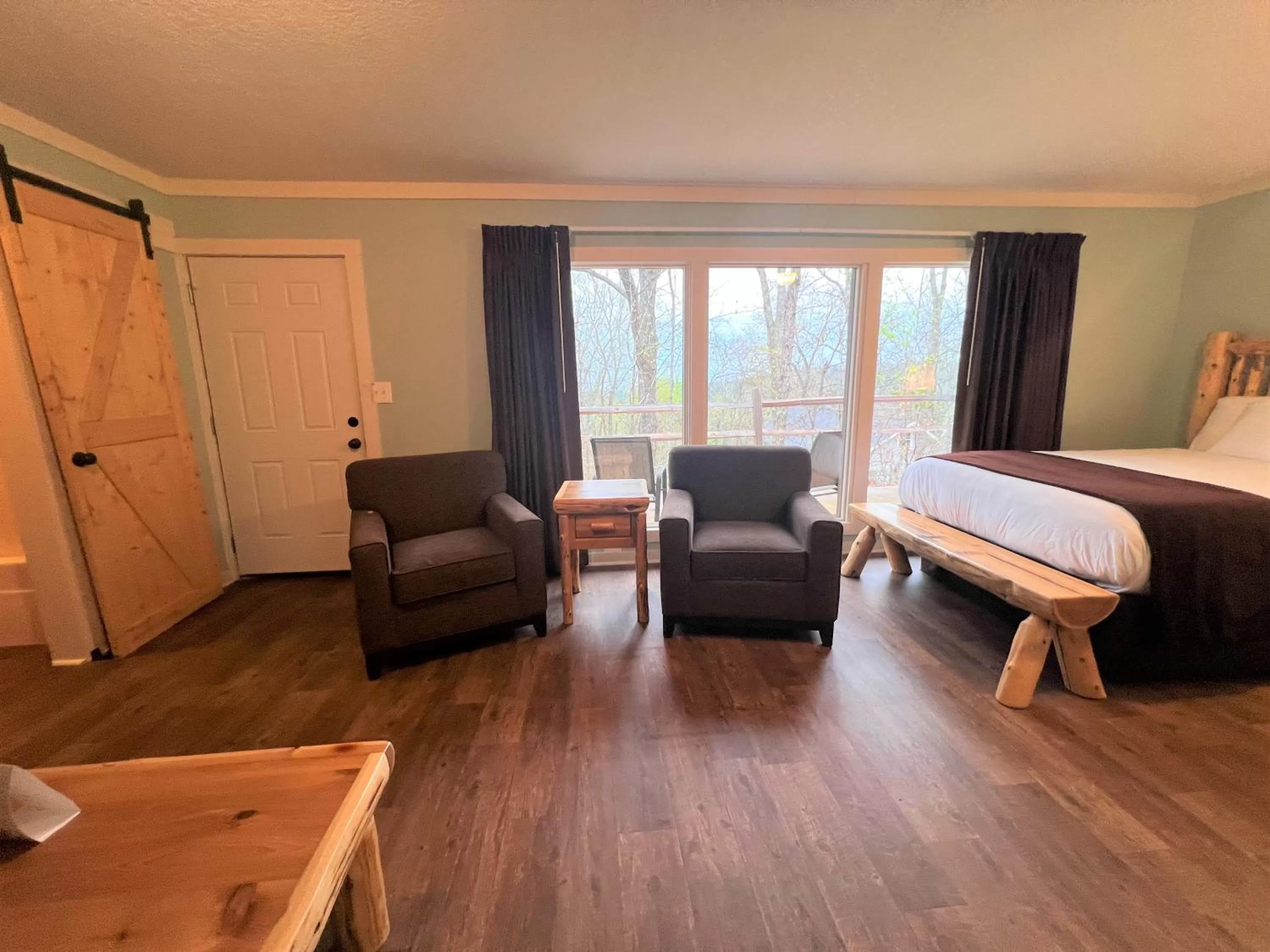 Seating area, Bed in Mountain Top Inn and Resort