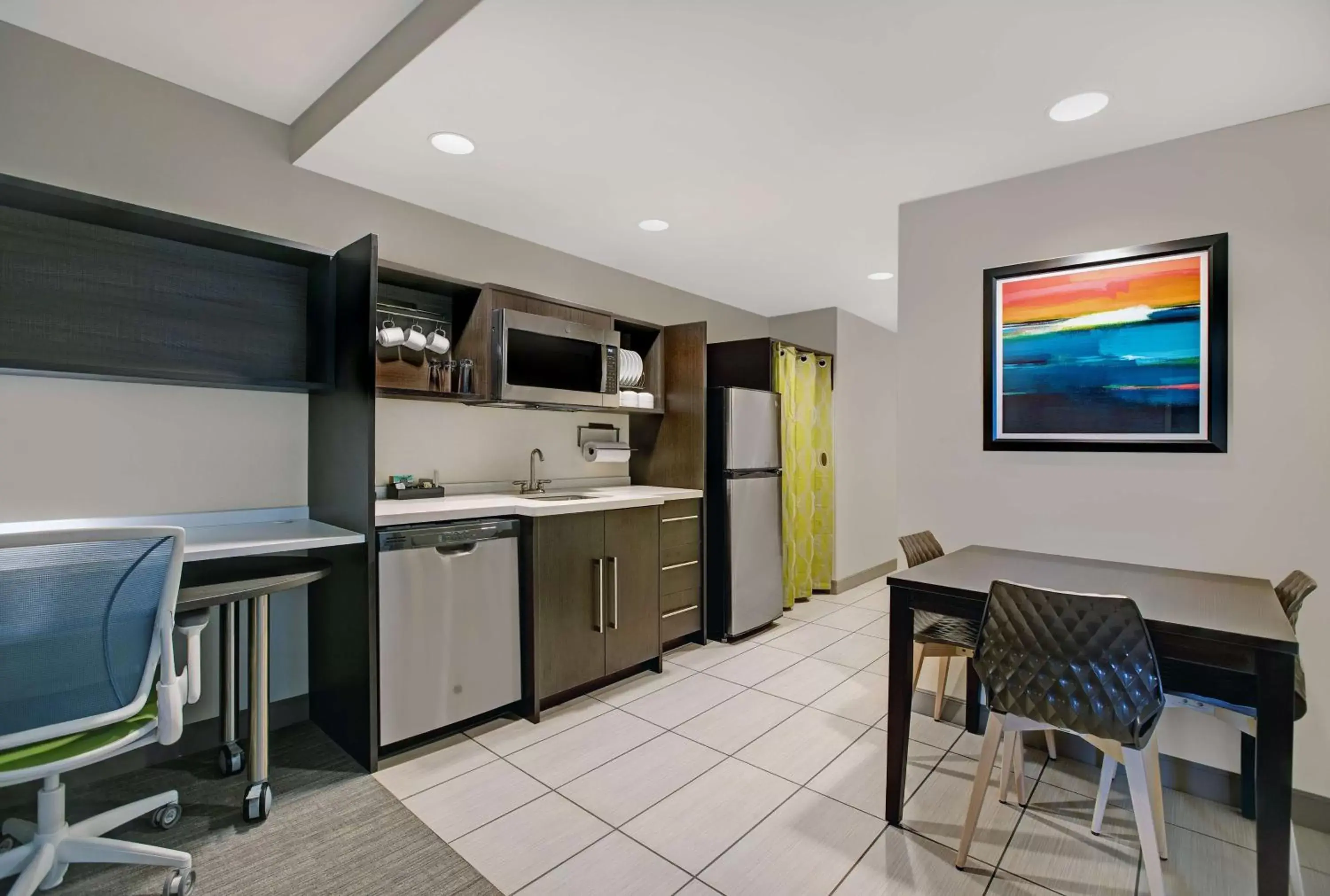 Kitchen or kitchenette, Kitchen/Kitchenette in Home2 Suites By Hilton Asheville Airport