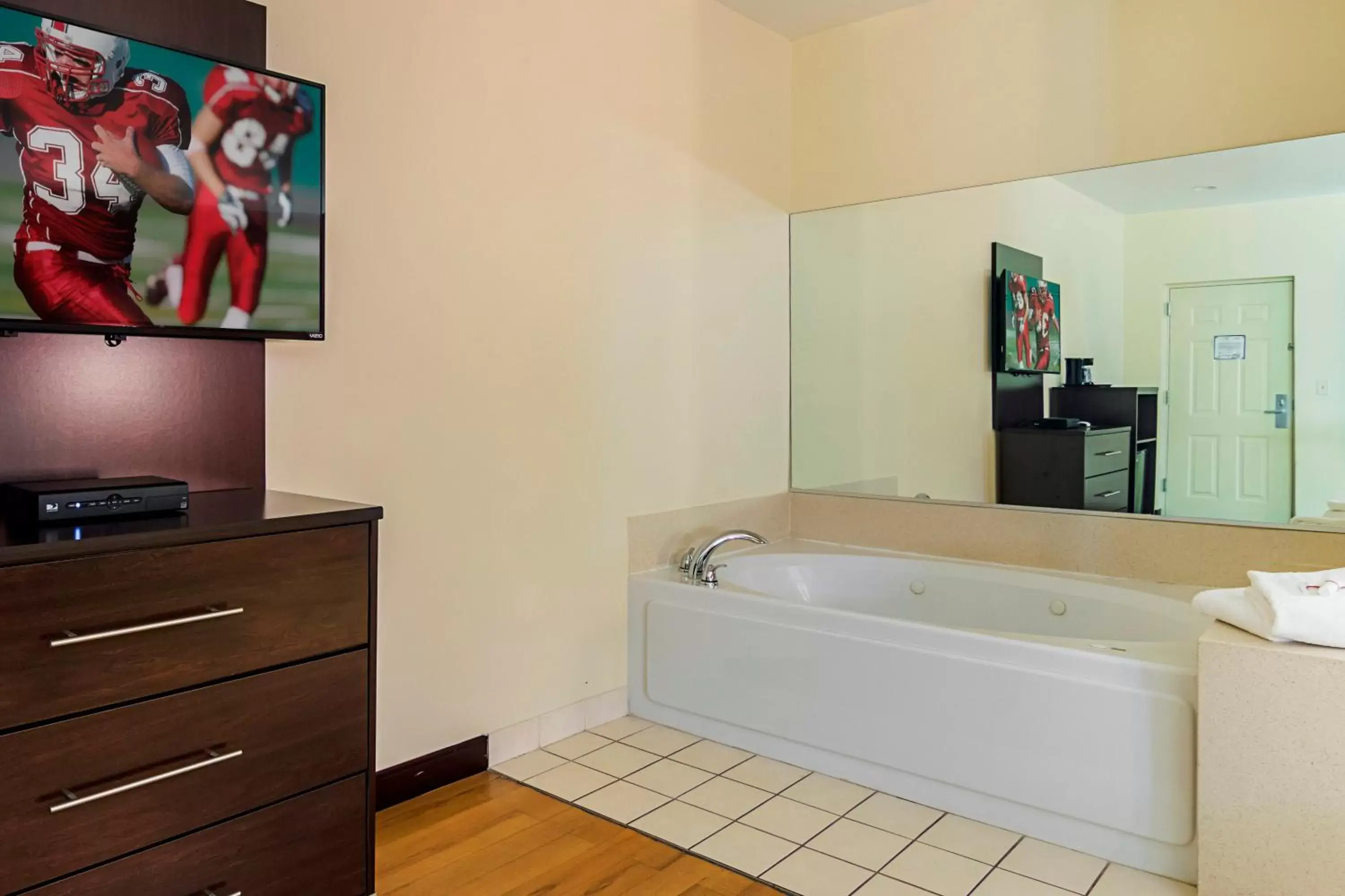 Photo of the whole room, Bathroom in Red Roof Inn & Suites Lake Orion / Auburn Hills