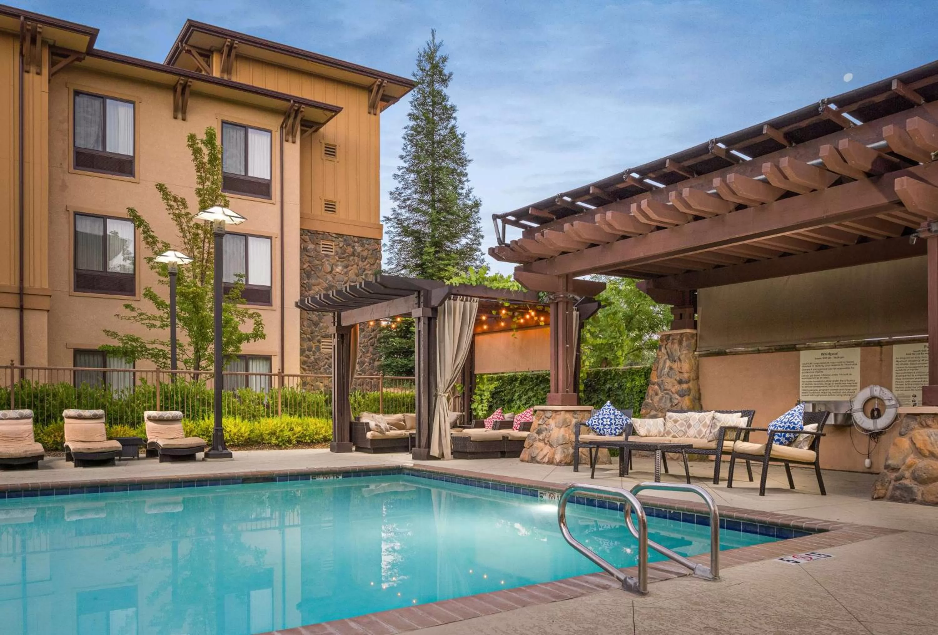 Property building in Hampton Inn &amp; Suites Windsor-Sonoma Wine Country