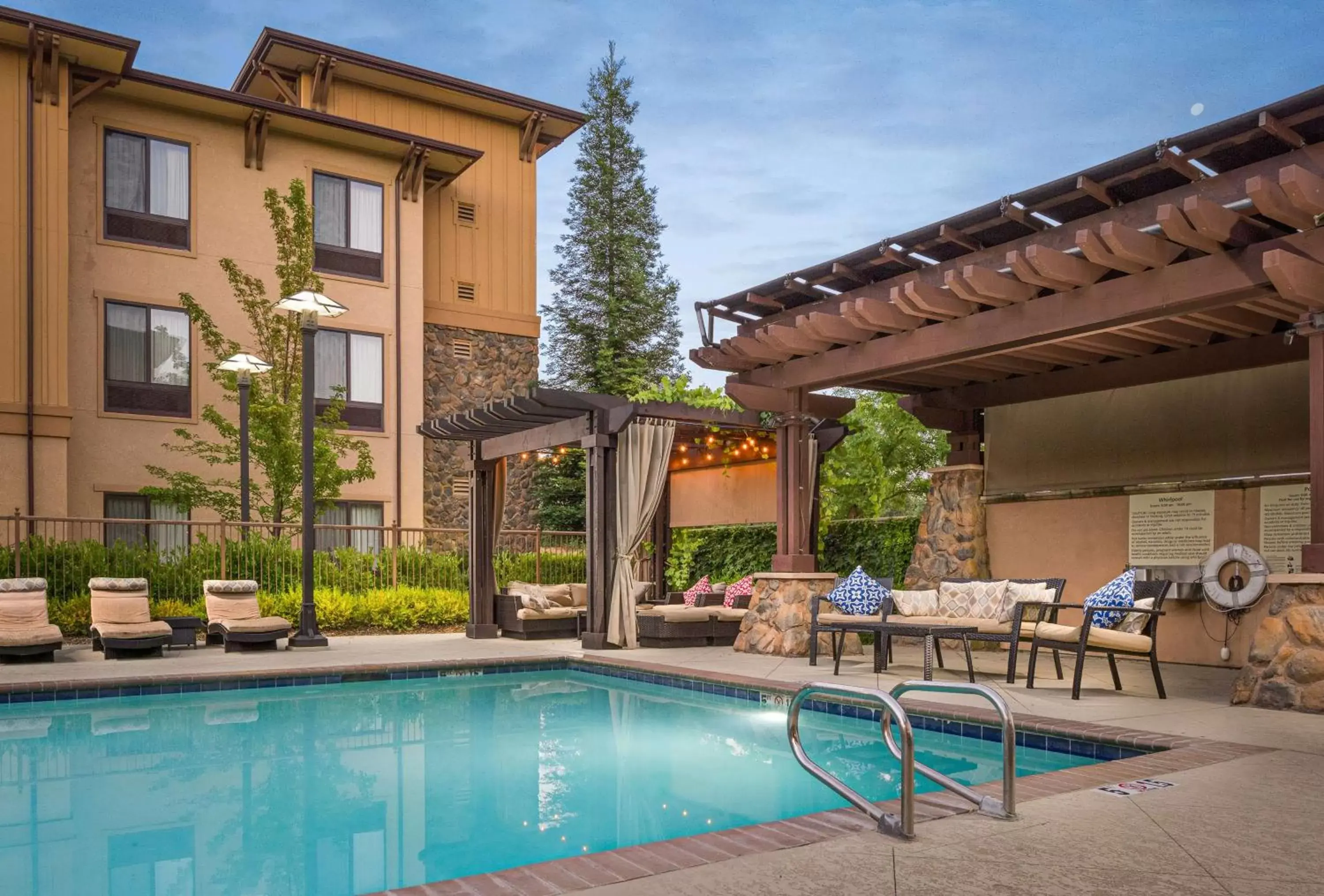 Property building, Swimming Pool in Hampton Inn & Suites Windsor-Sonoma Wine Country