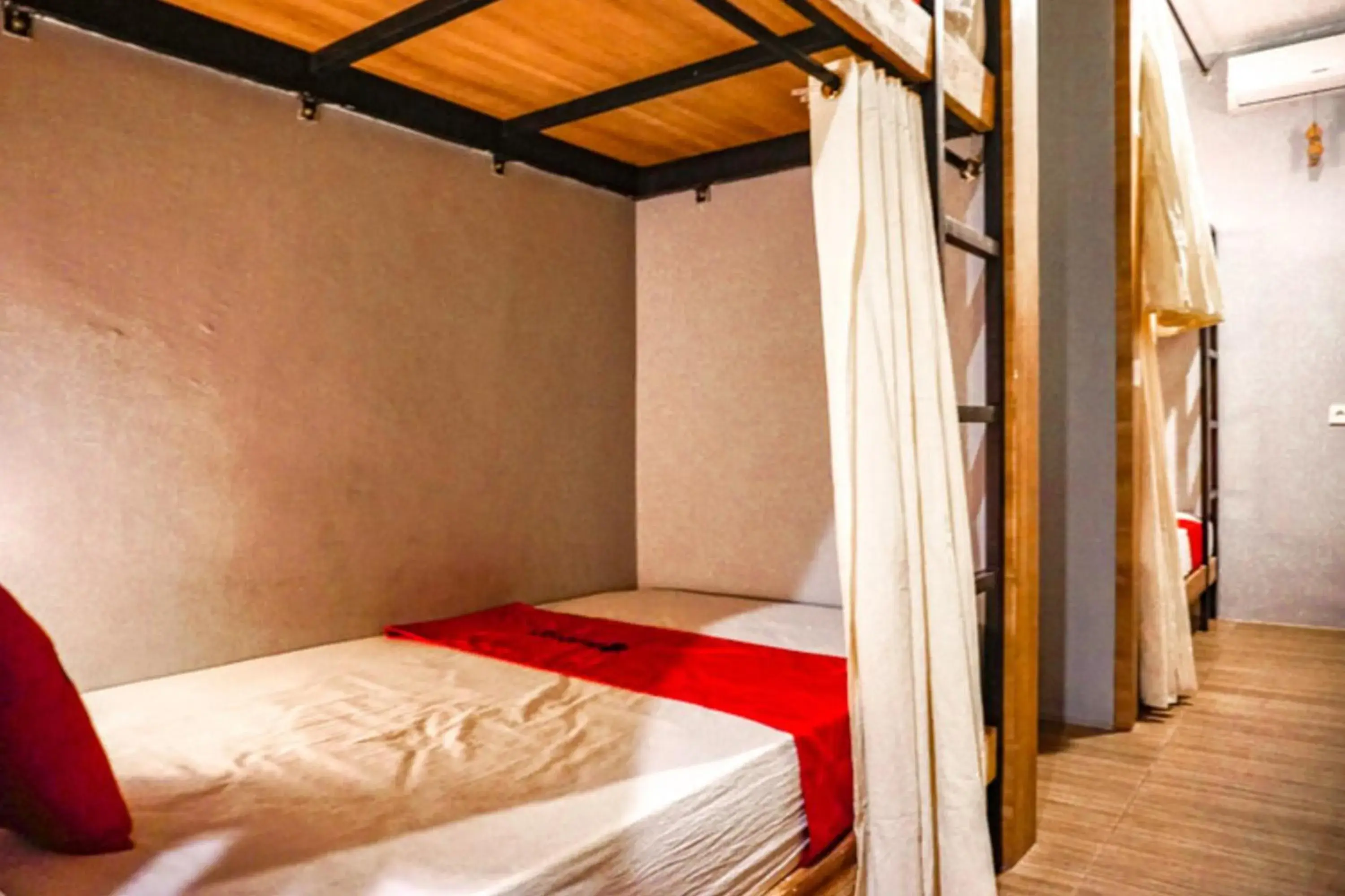 Bed in RedDoorz Hostel near Lippo Mall Kuta