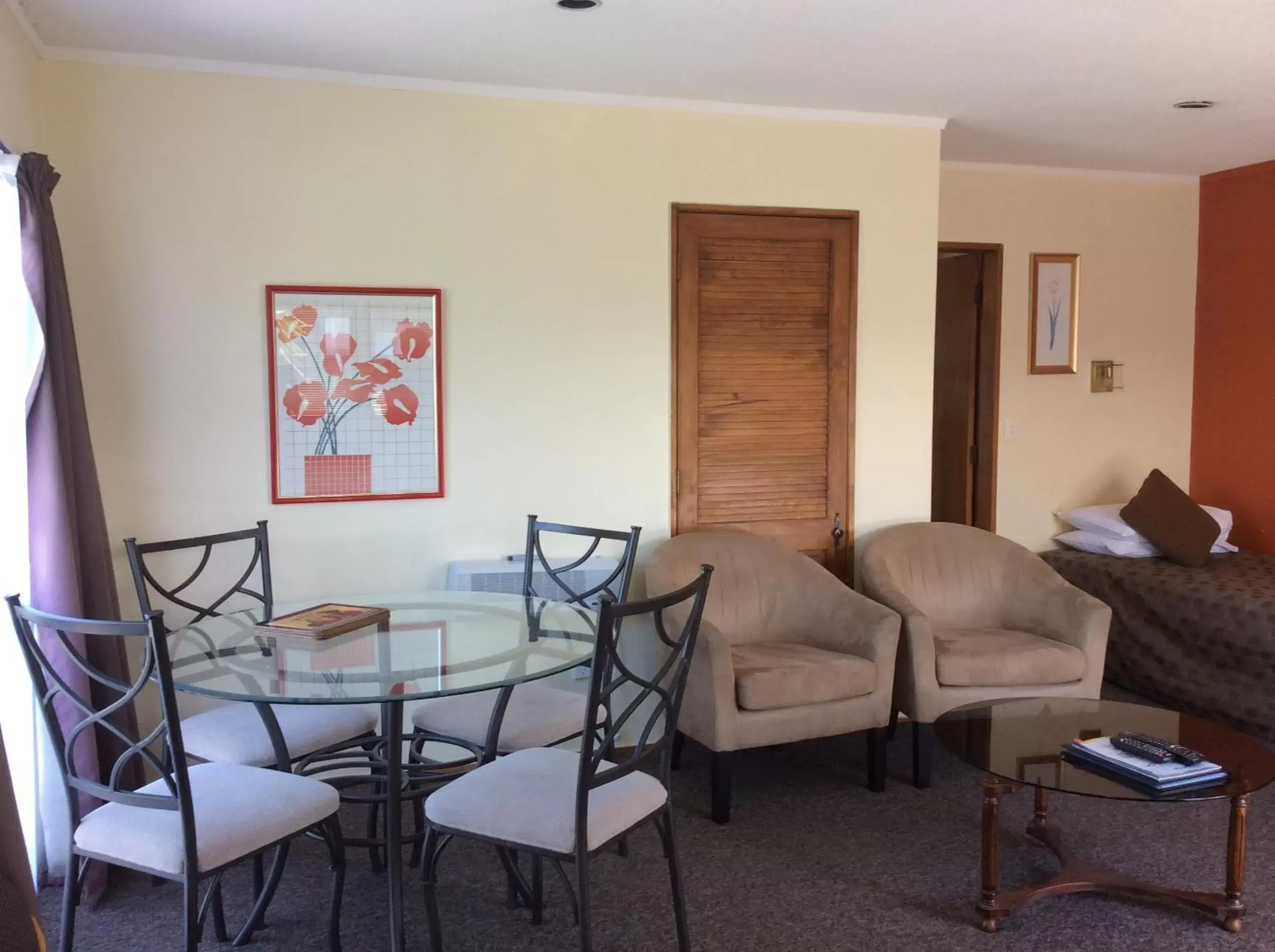 Dining area, Seating Area in ASURE Kapiti Court Motel