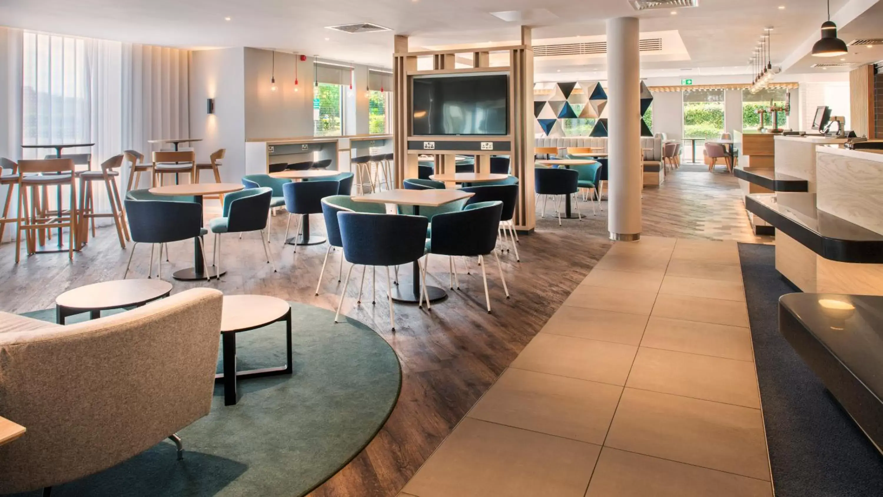 Lobby or reception, Restaurant/Places to Eat in Holiday Inn Express Oxford Kassam Stadium, an IHG Hotel