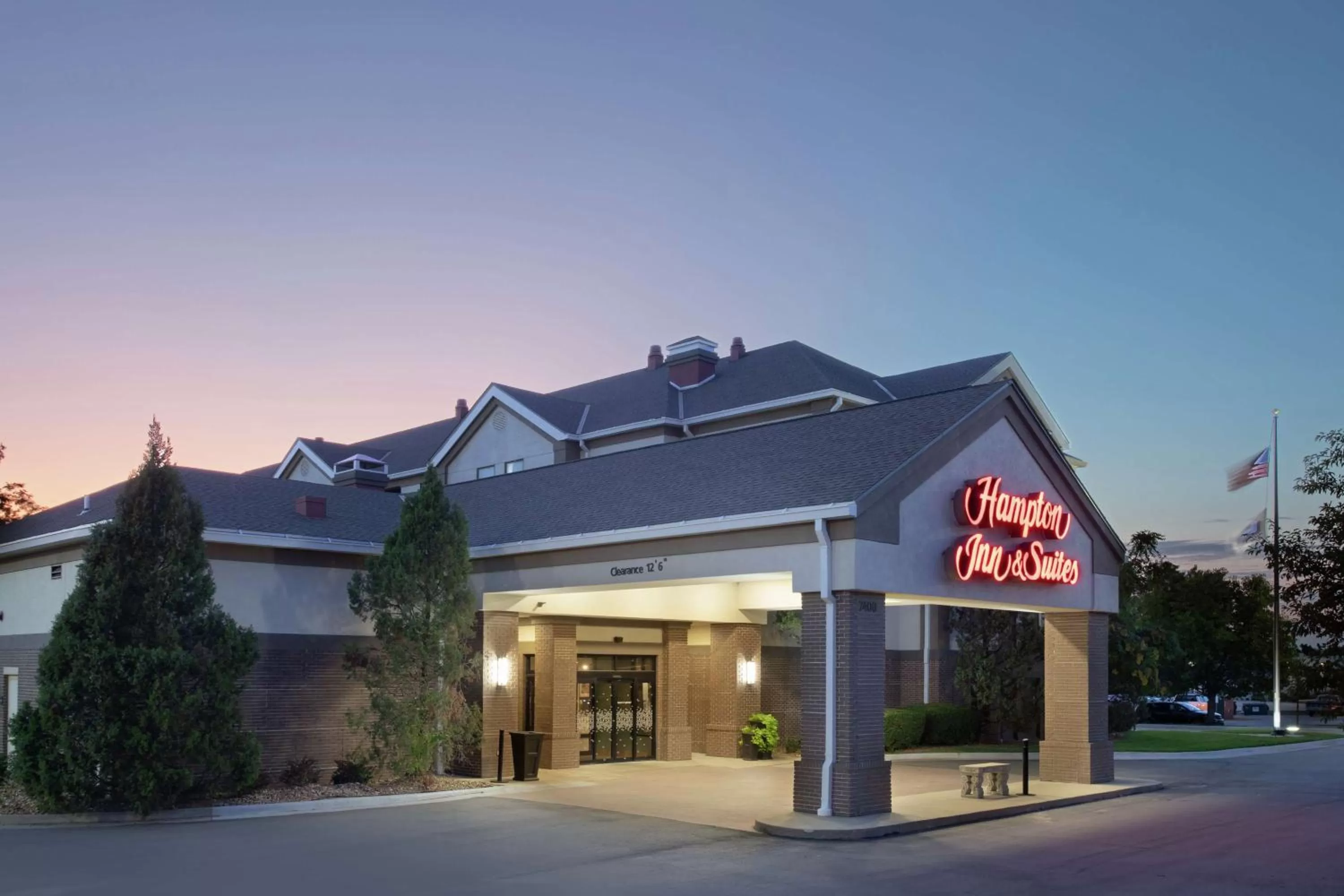 Property building in Hampton Inn & Suites Kansas City-Merriam