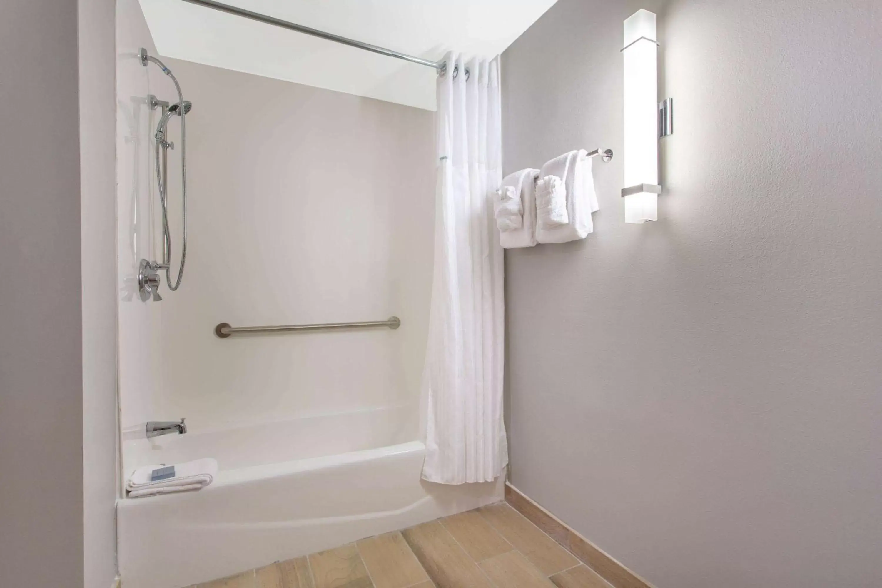Bathroom in La Quinta Inn & Suites by Wyndham Mooresville