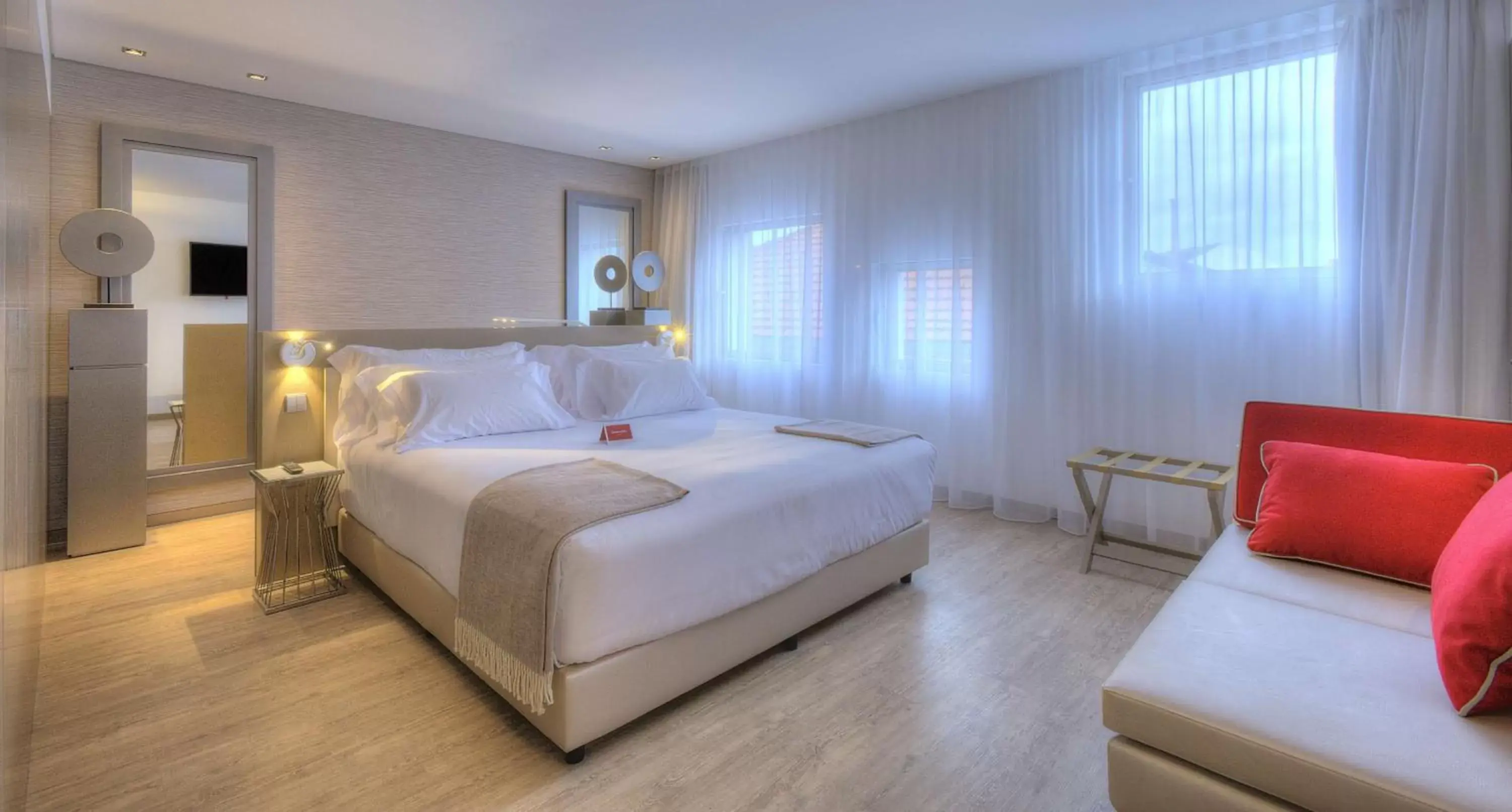 Photo of the whole room, Bed in NH Collection Porto Batalha