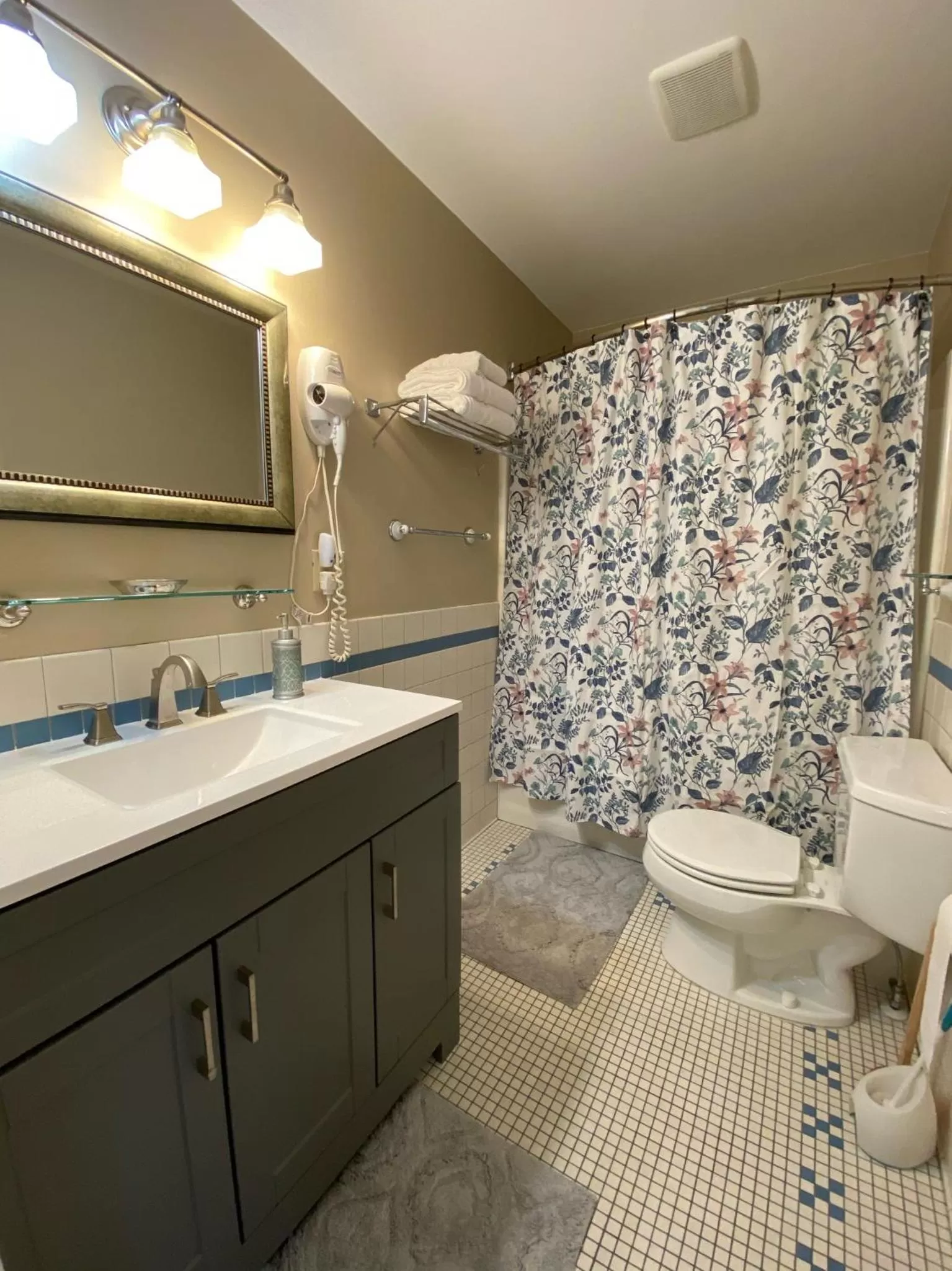 Shower, Bathroom in Goldsmith's River Front Inn