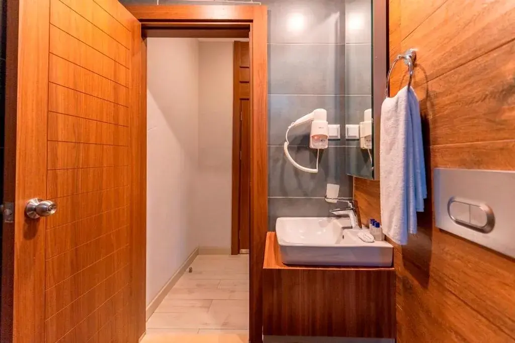 Bathroom in L'ancora Beach Hotel