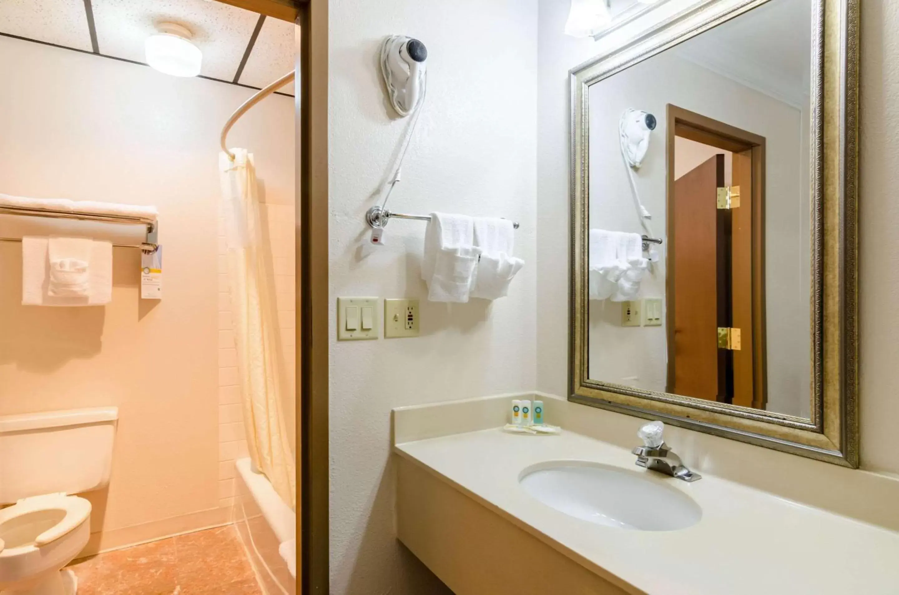 Photo of the whole room, Bathroom in Quality Inn & Suites Salina