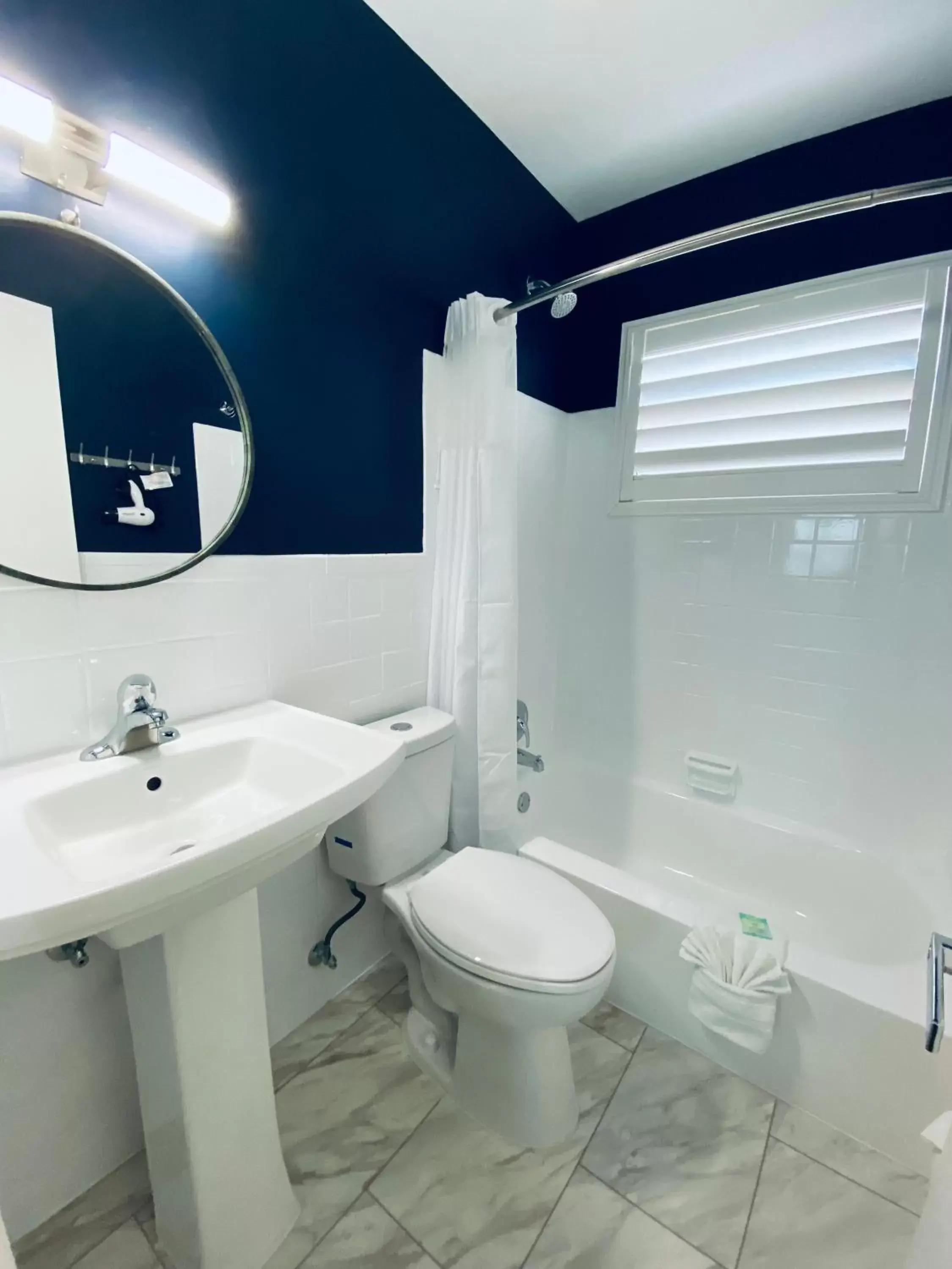 Shower, Bathroom in Tahitian Beach Resort