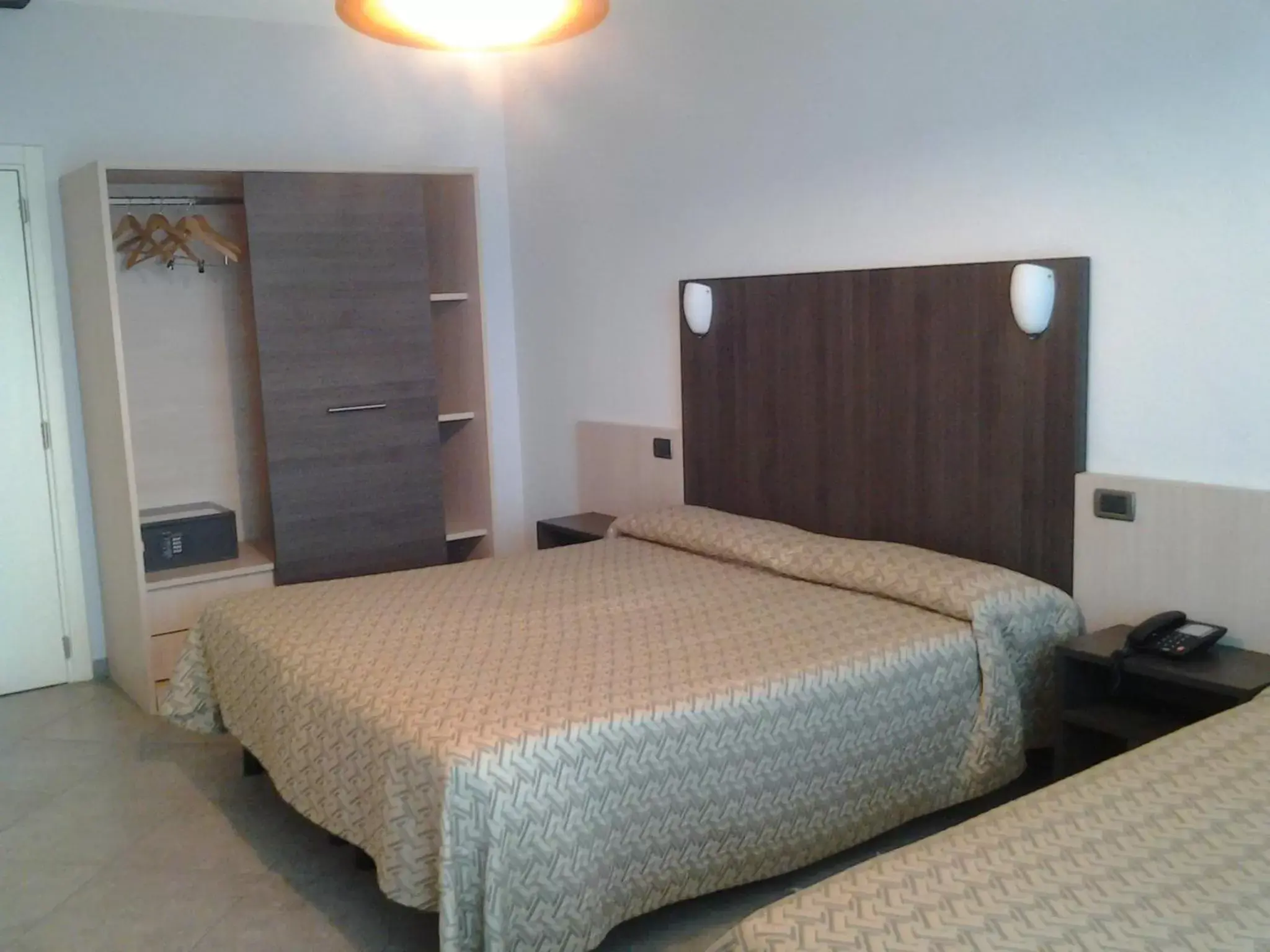 Bedroom, Bed in Hotel Lux