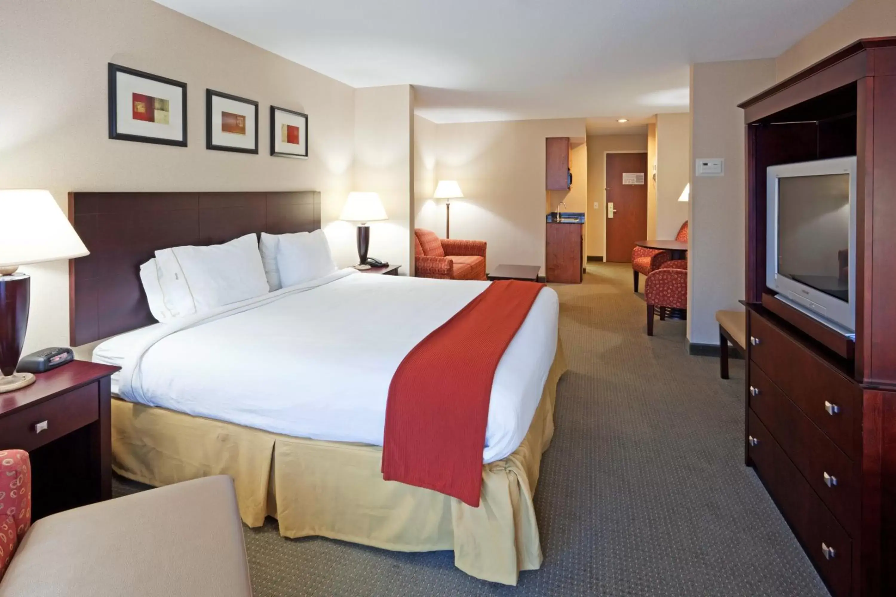 Photo of the whole room, Bed in Holiday Inn Express Hotel & Suites Freeport, an IHG Hotel