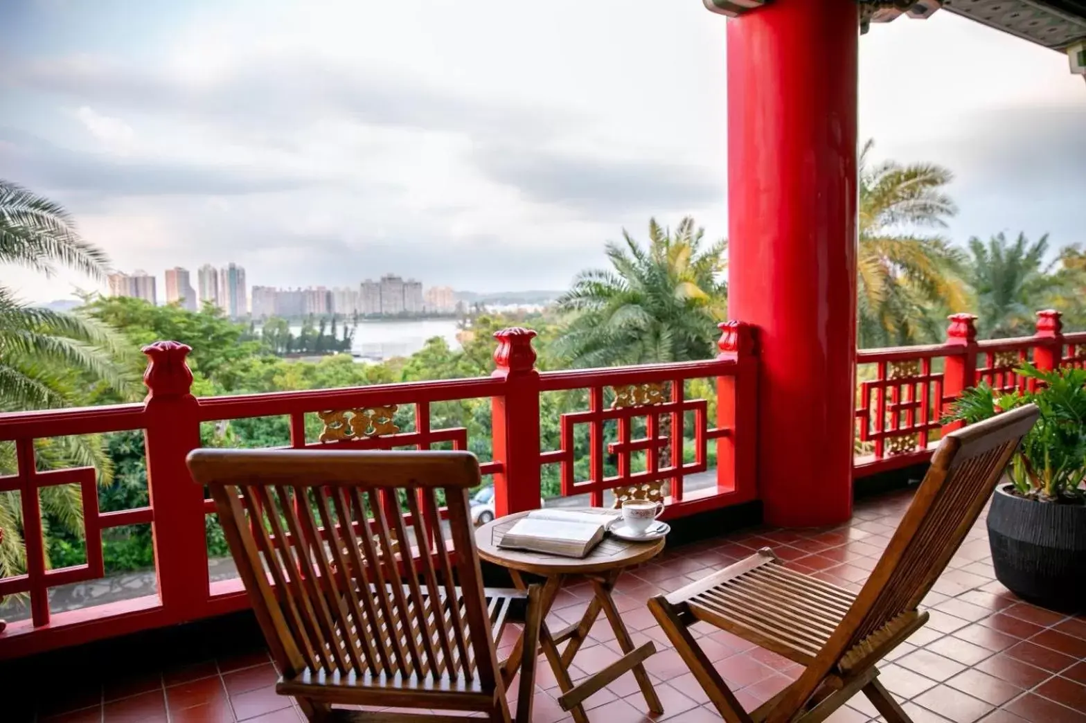 Seating area, Balcony/Terrace in The Grand Hotel Kaohsiung