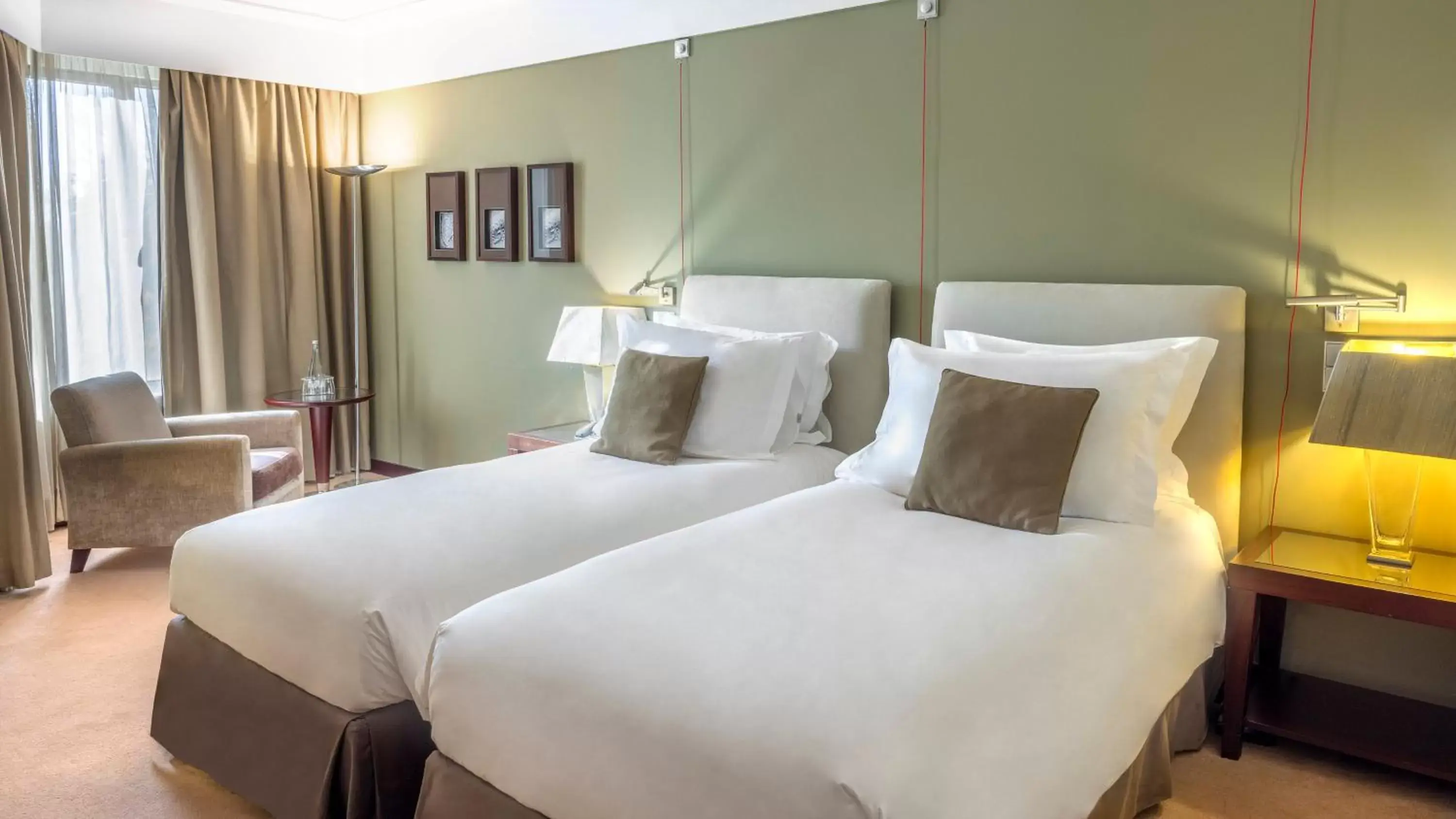 Photo of the whole room, Bed in Crowne Plaza Porto, an IHG Hotel