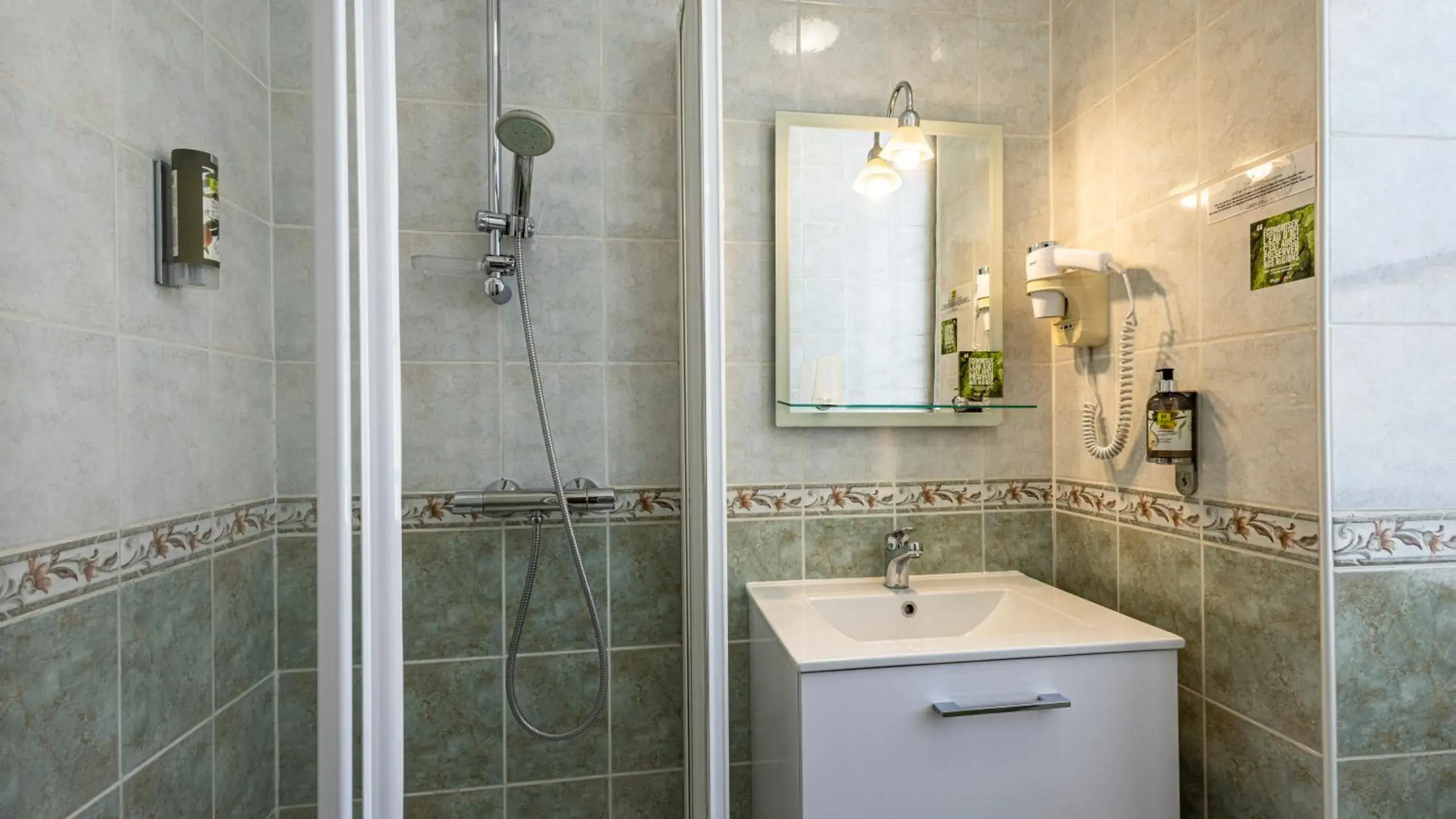 Bathroom in Logis Hostellerie Bressane