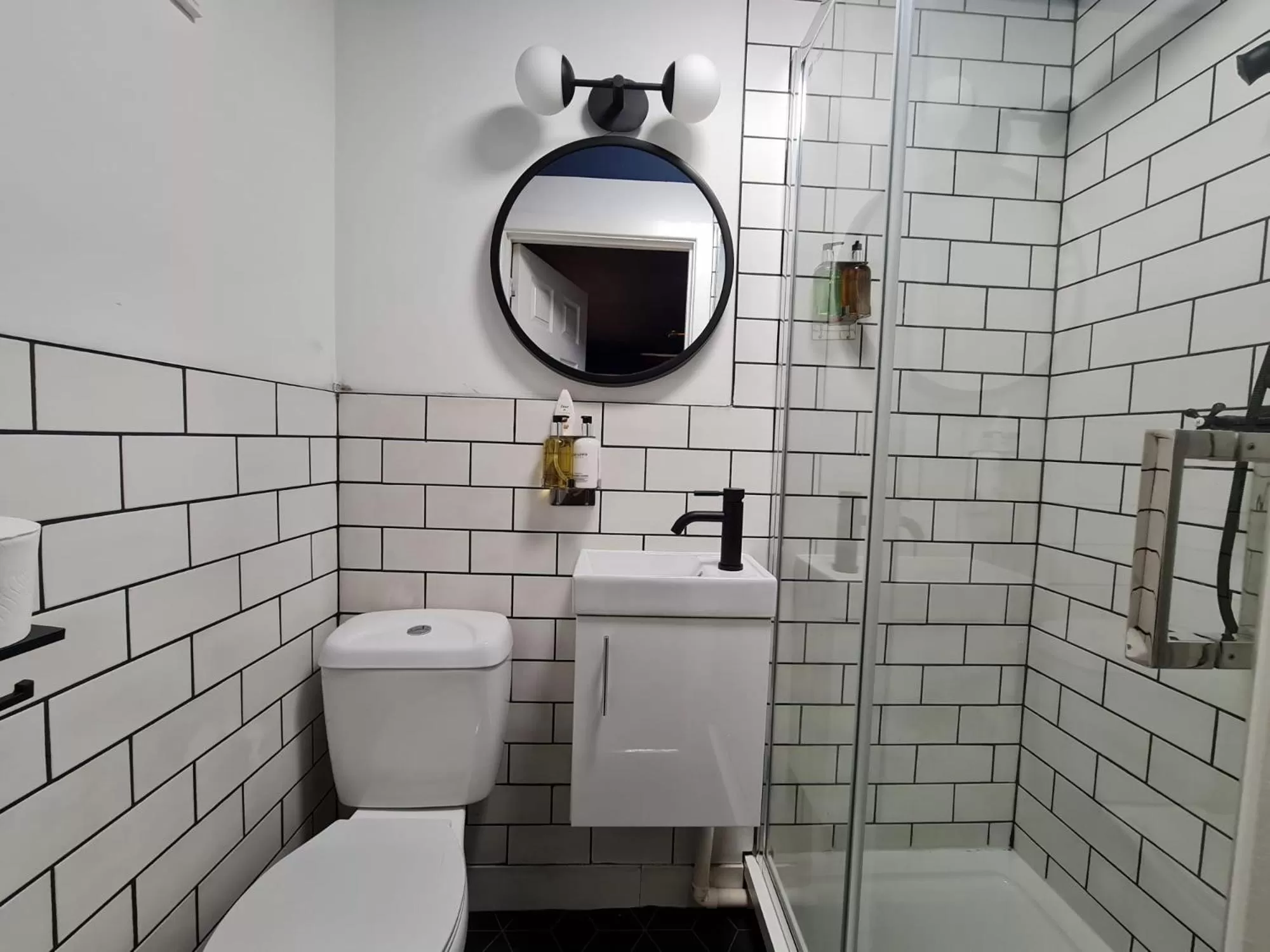 Shower, Bathroom in Mansel House - by TIFA Stays