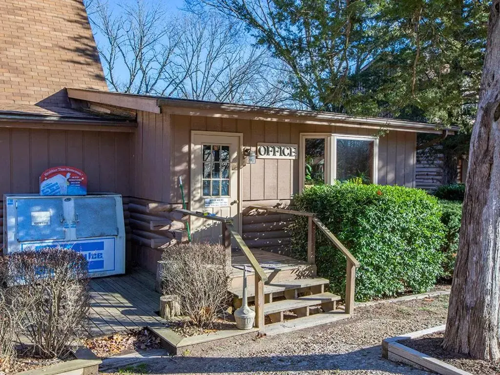 Property Building in Bar M Resort & Campground Property Building in Bar M Resort & Campground