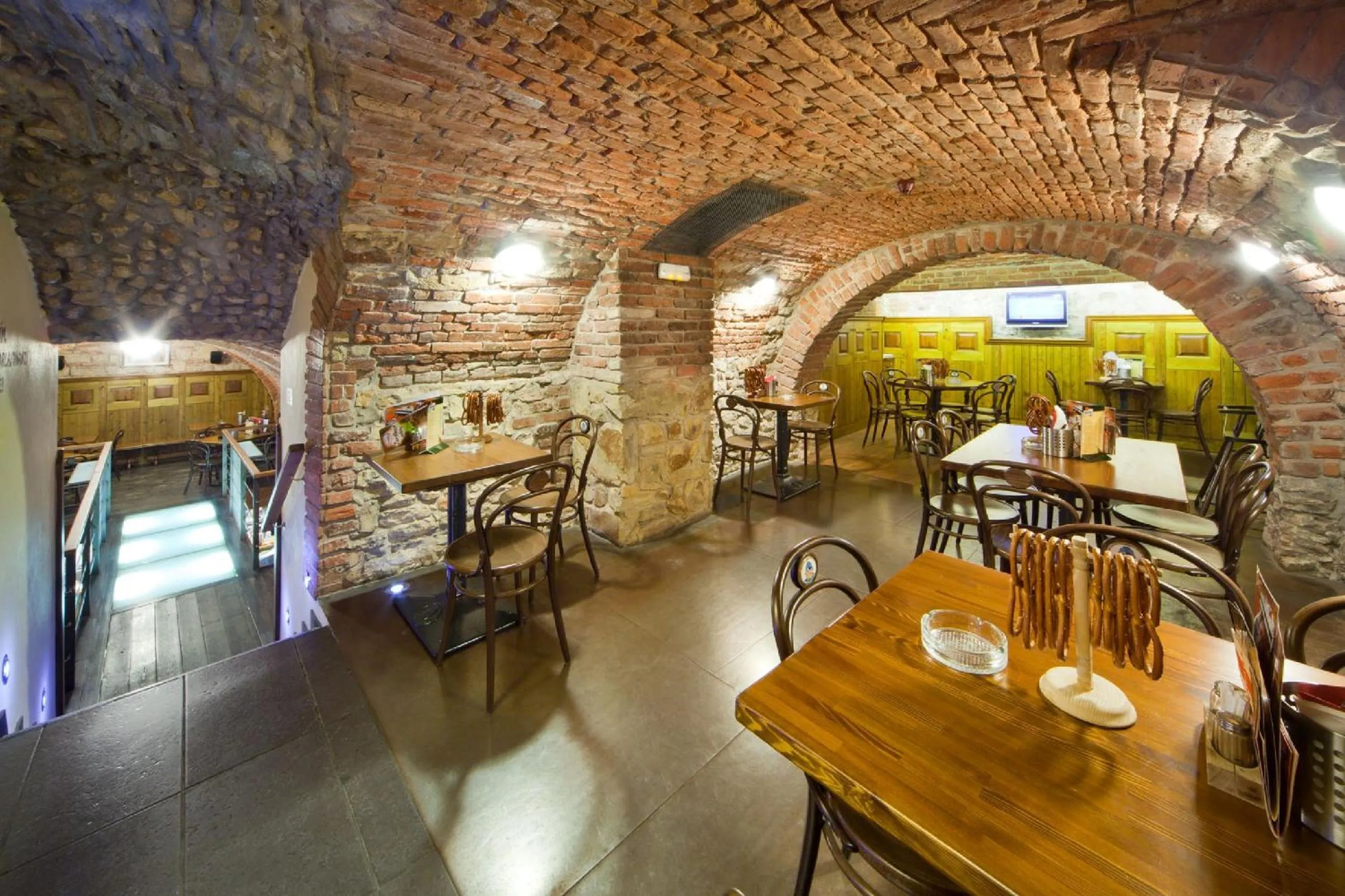 Restaurant/places to eat in Prague Inn