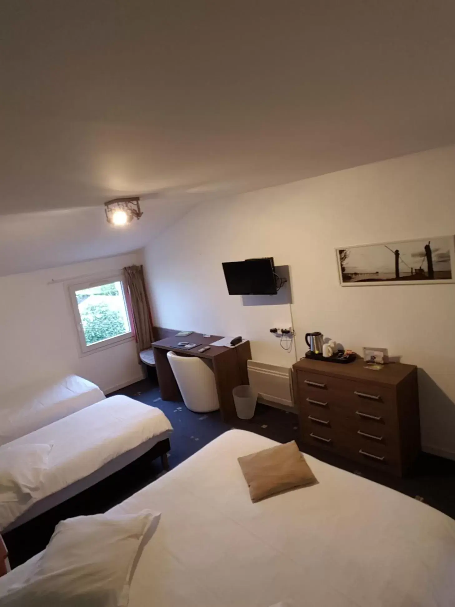 Quadruple Room in Hôtel Restaurant de l'Ecu Quadruple Room in Hôtel Restaurant de l'Ecu