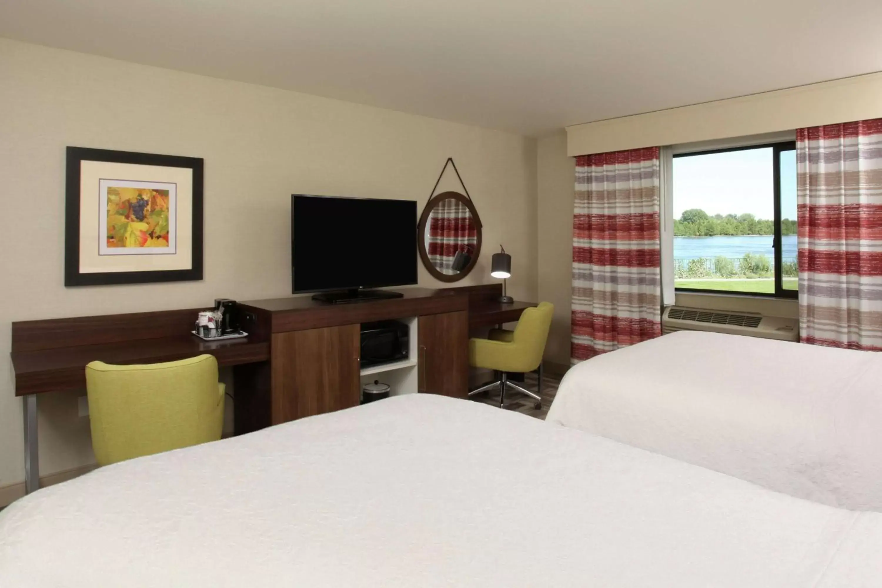 Bedroom, TV/Entertainment Center in Hampton Inn Richland-Tri Cities