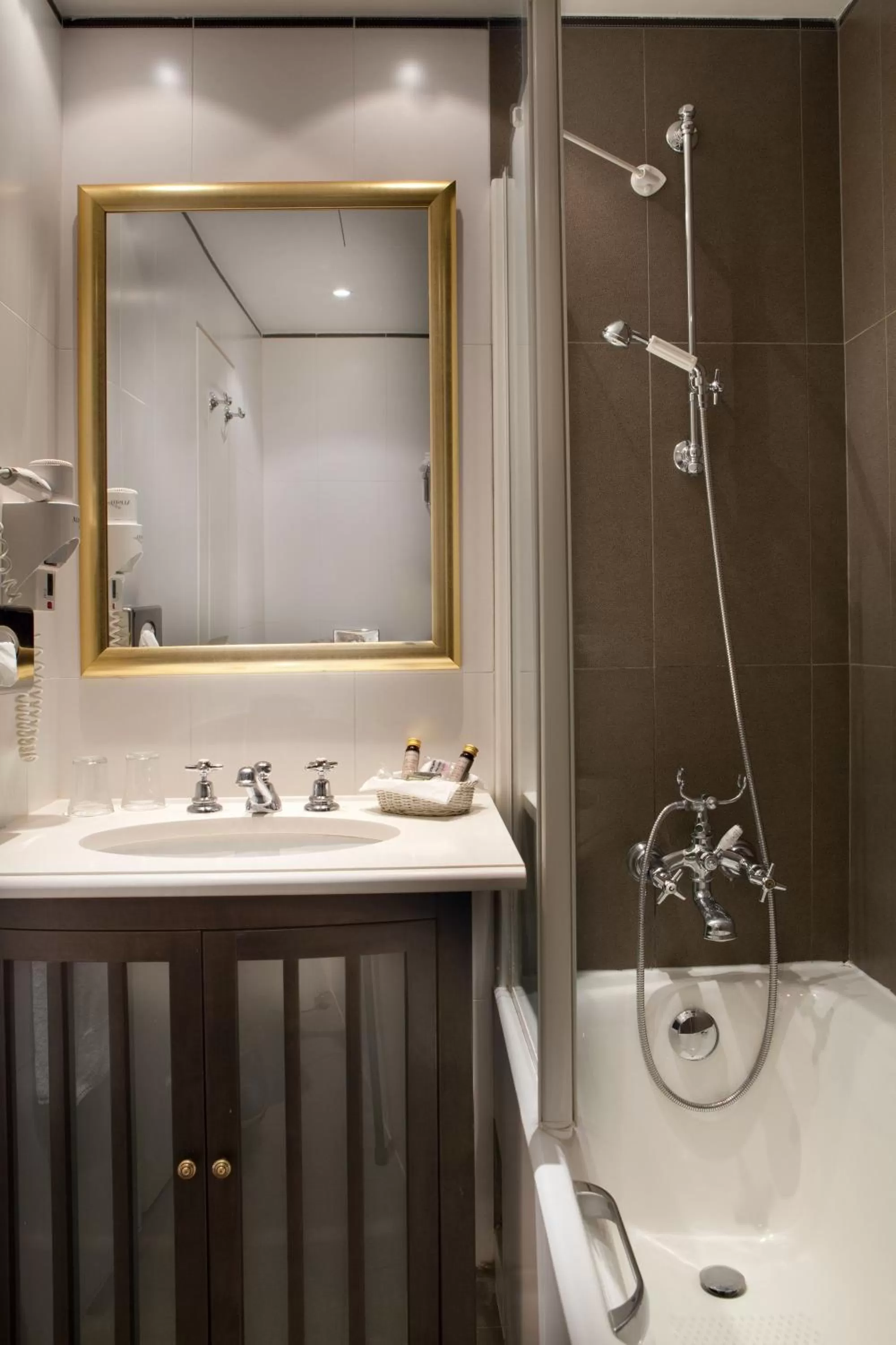 Bathroom in Hôtel Serotel Lutèce