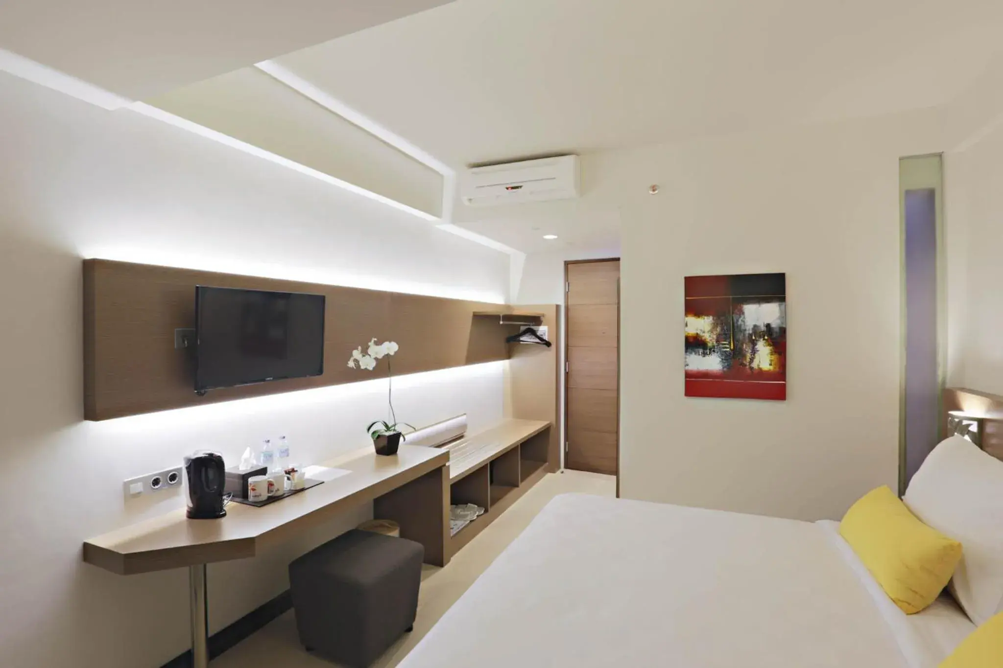 Bedroom, TV/Entertainment Center in Euphoria Hotel