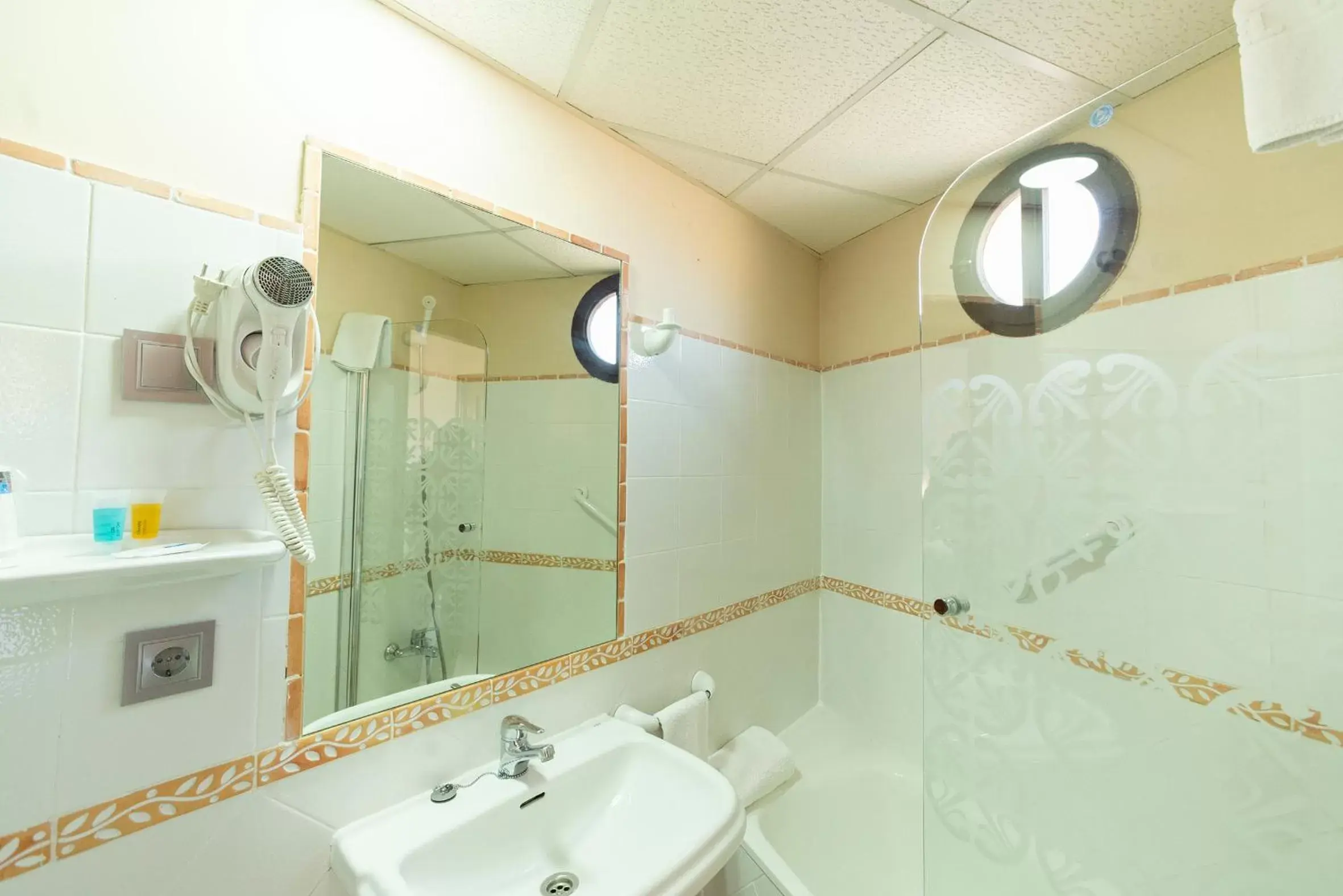 Bathroom in Hotel Mezquita