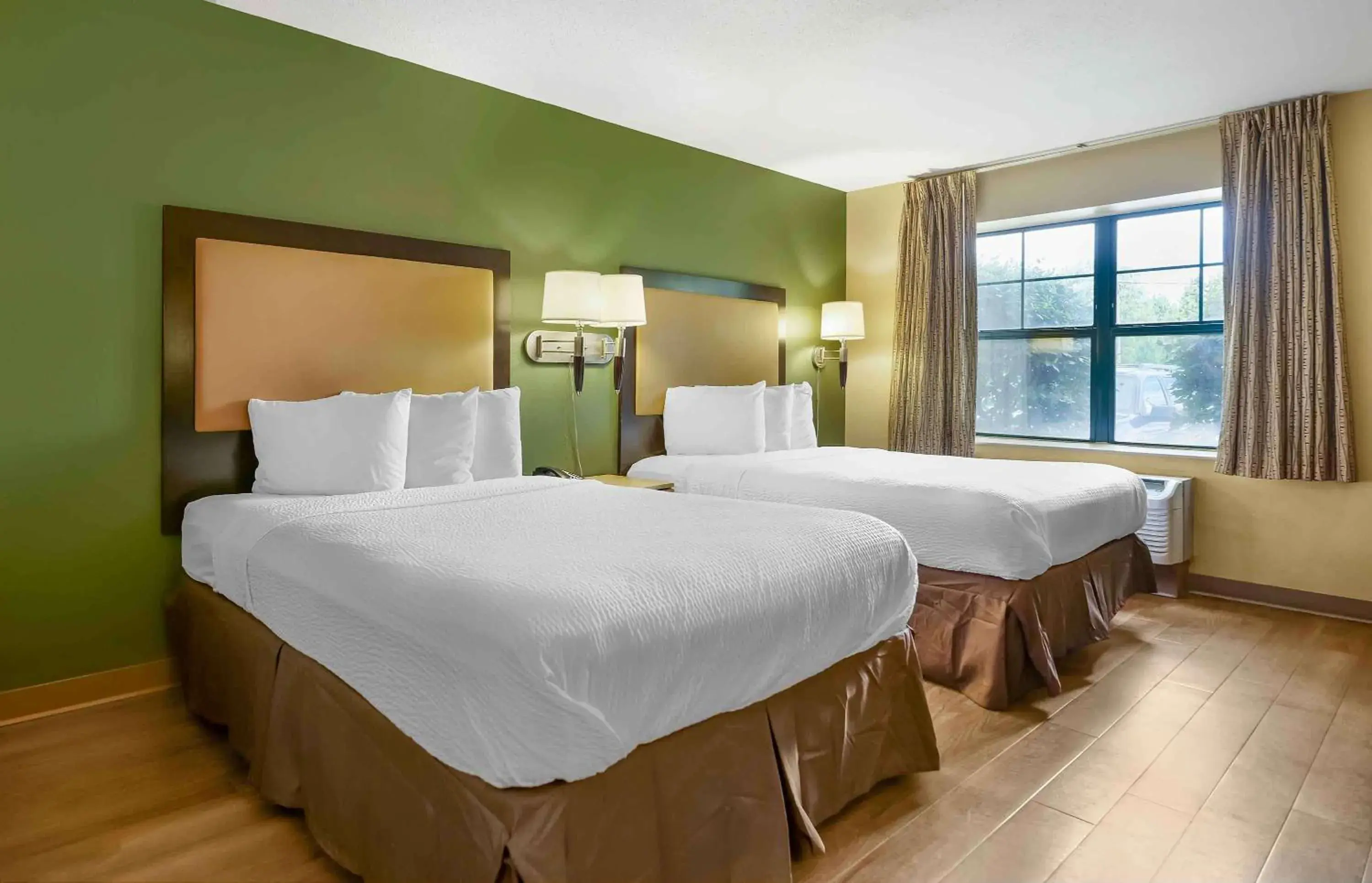 Bedroom, Bed in Sonesta Simply Suites Lansing