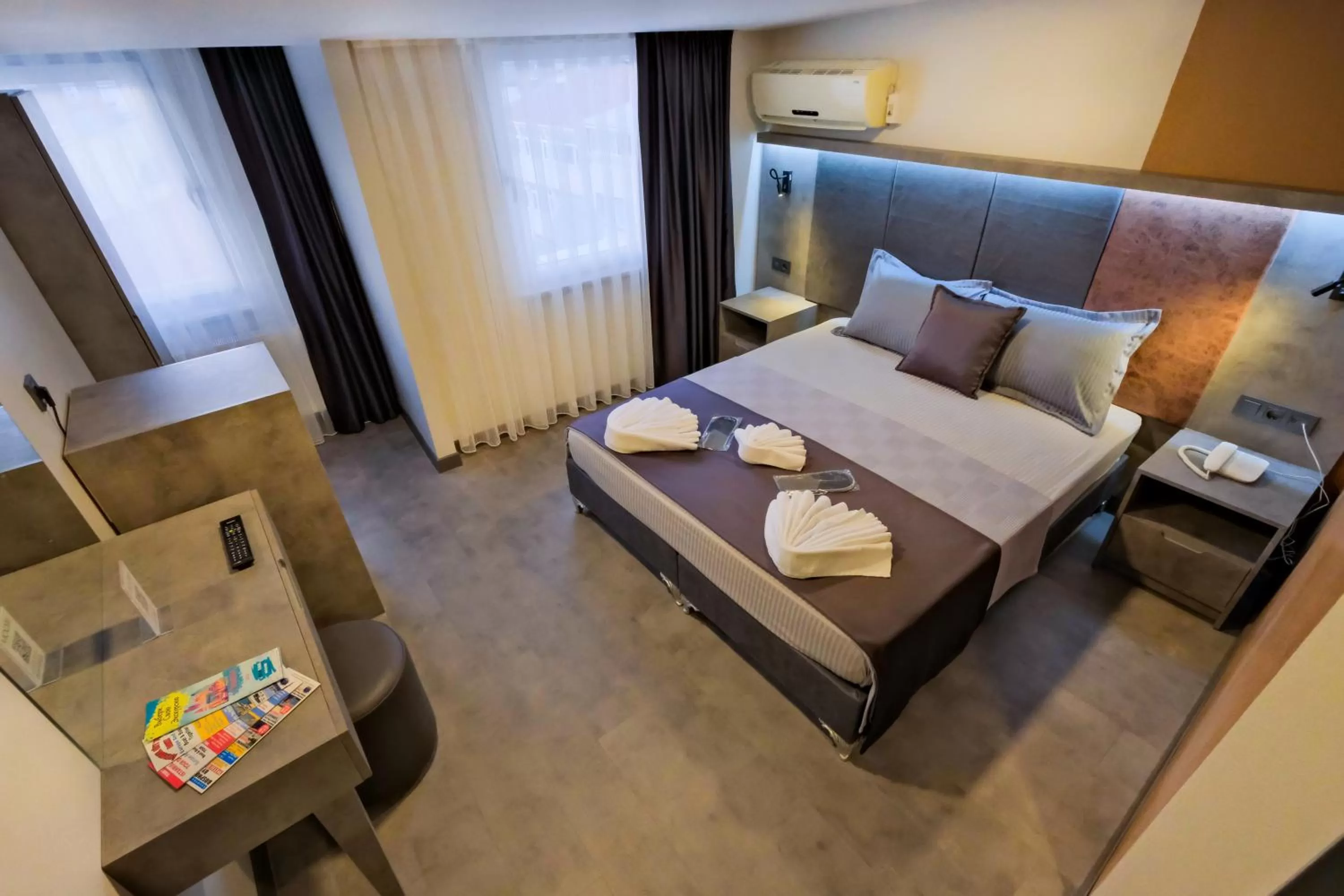 Photo of the whole room, Bed in The Queen Hotel