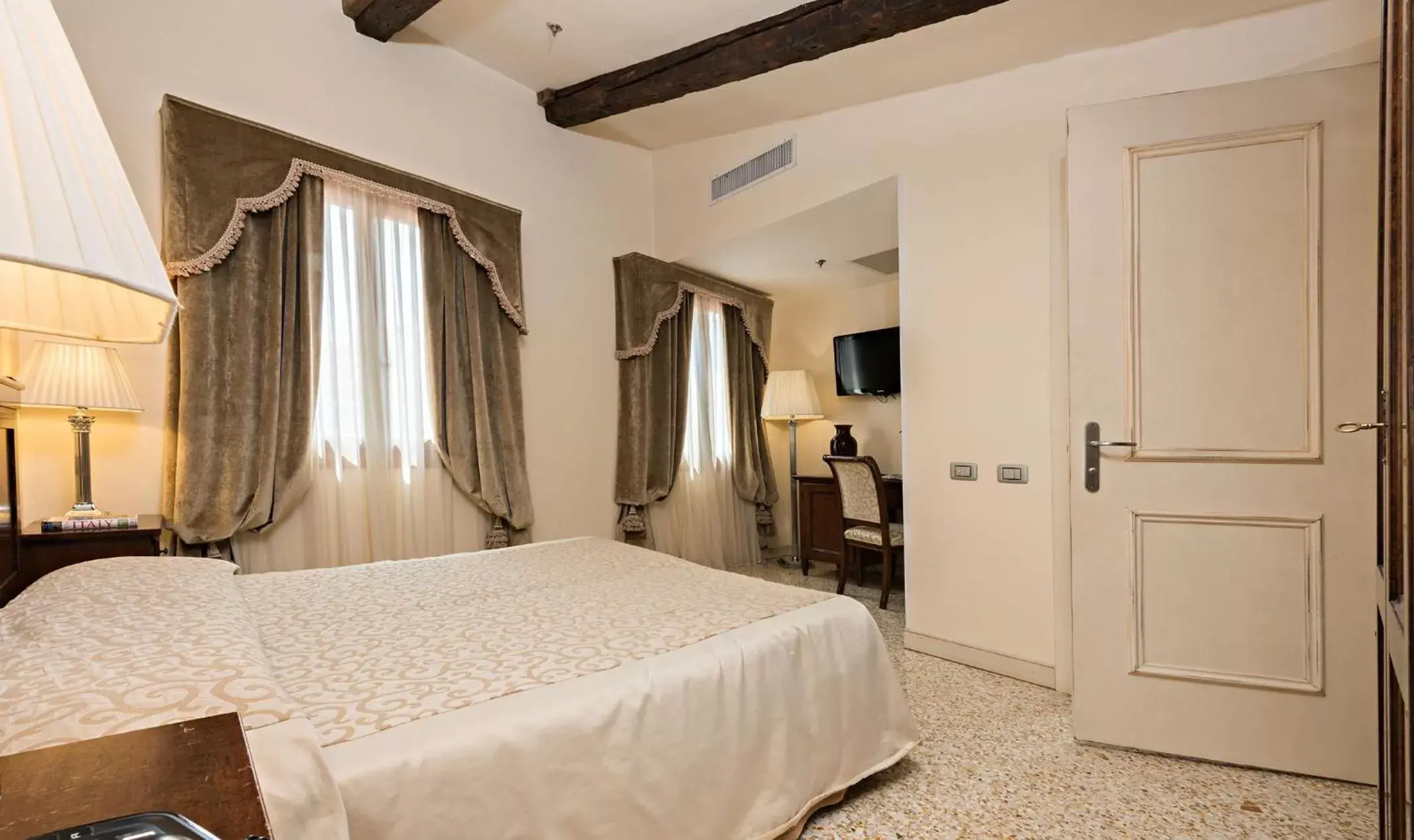 Bedroom, Bed in Hotel Dell'Opera