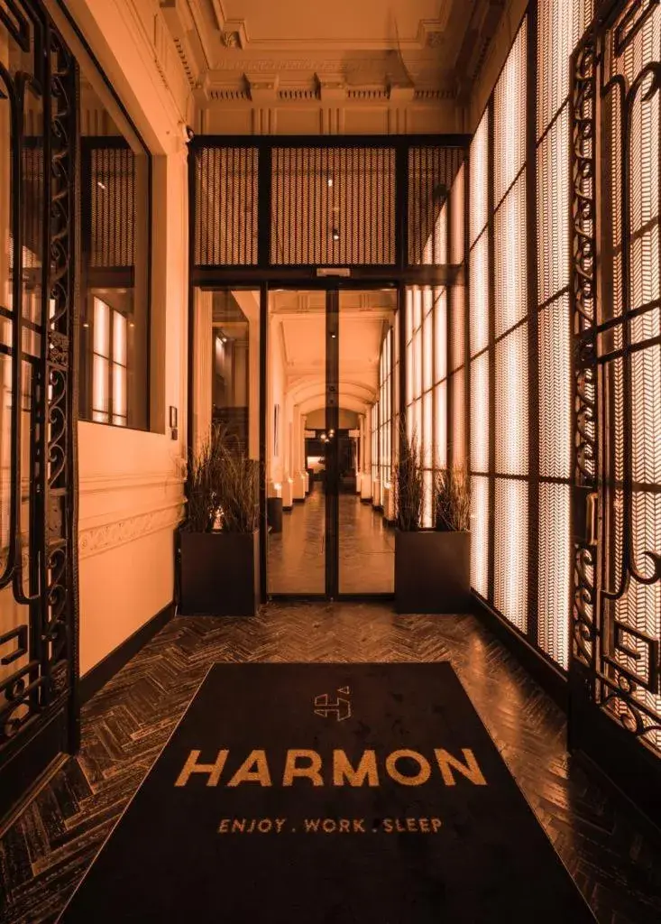 Facade/entrance in Harmon House