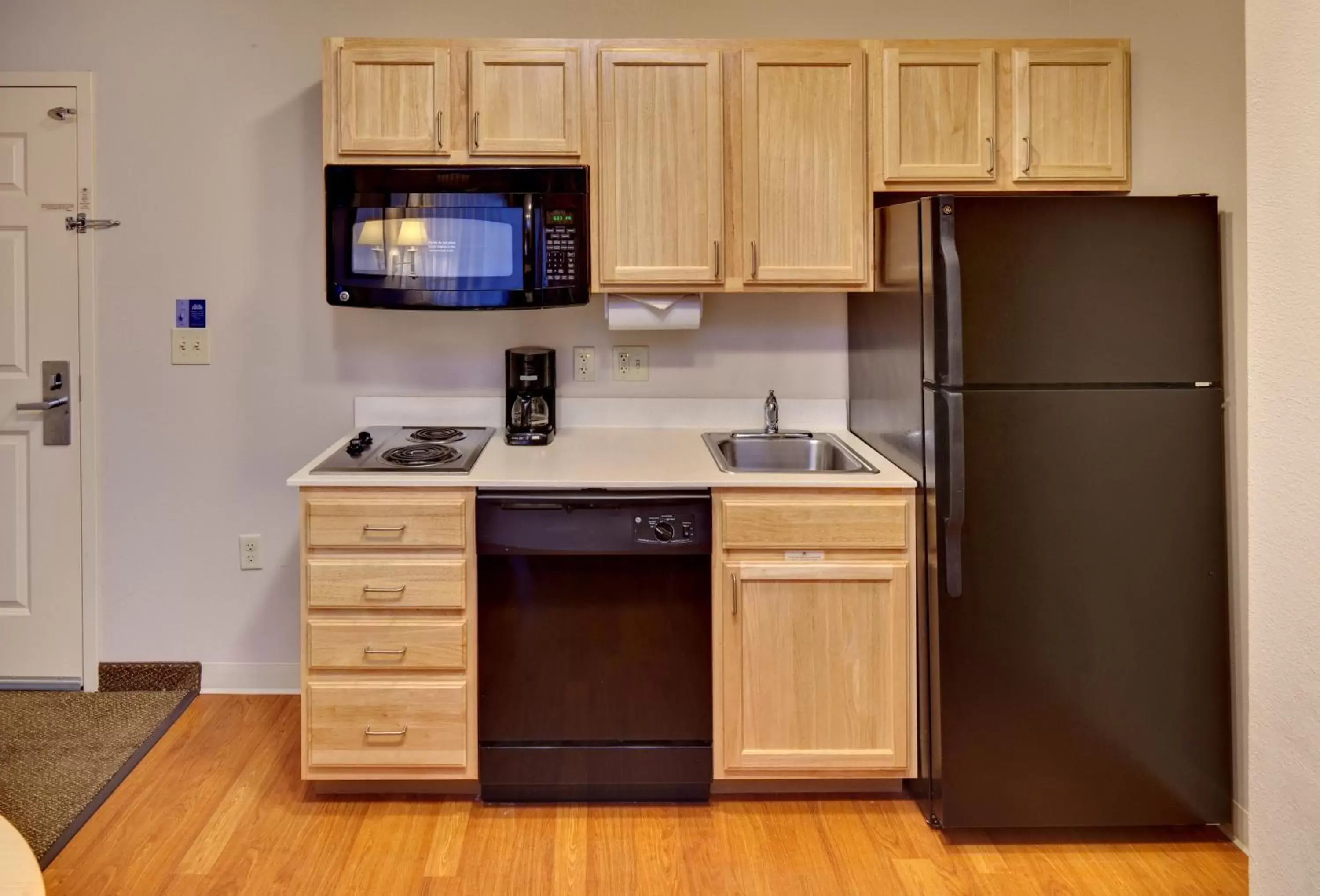 Photo of the whole room, Kitchen/Kitchenette in Candlewood Suites - Peoria at Grand Prairie, an IHG Hotel