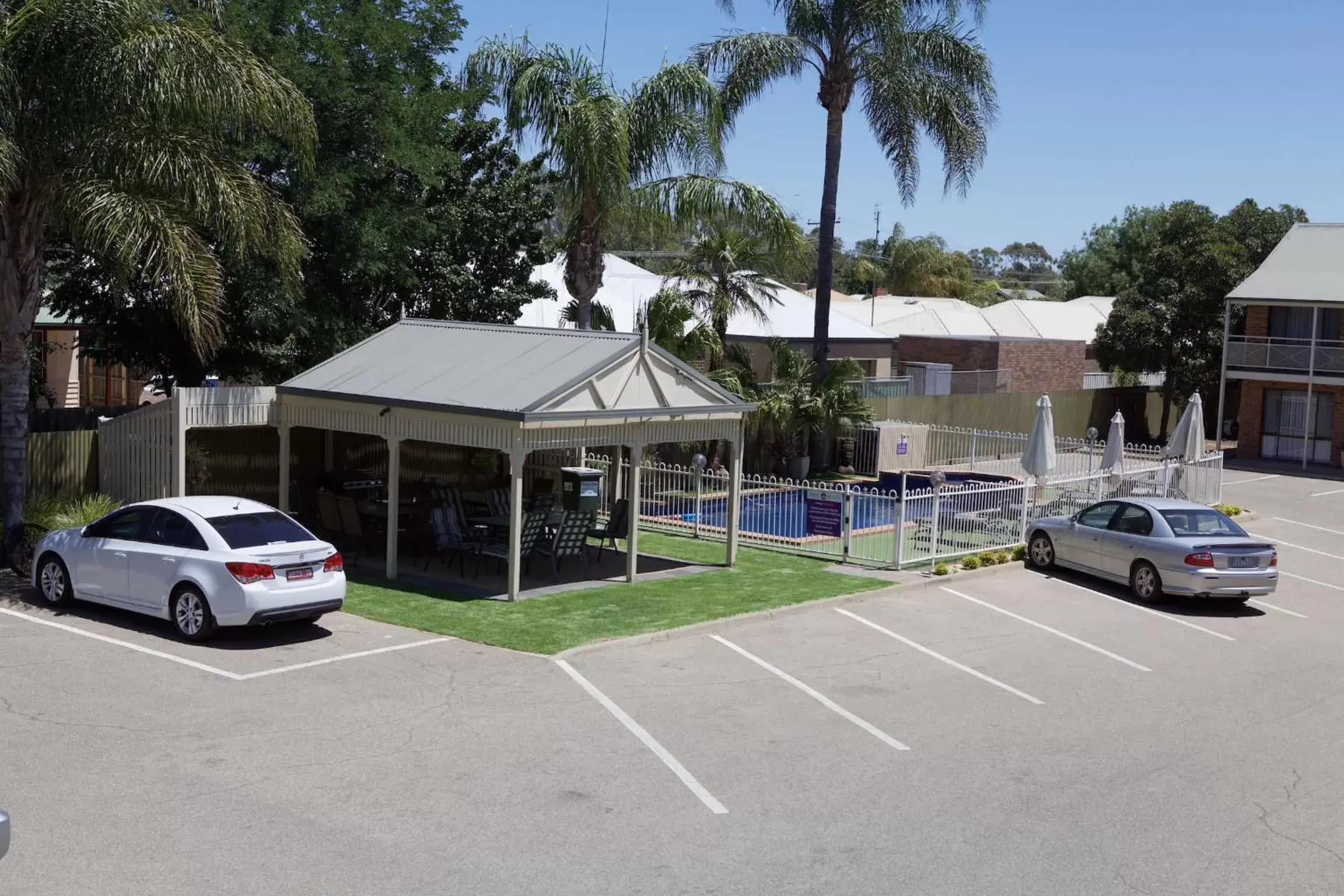 Facade/entrance in Paddlewheel Motel