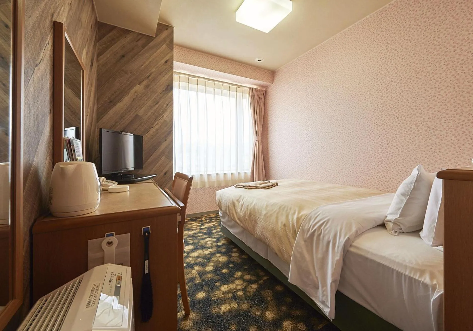 Bed in Annex Royal Hotel