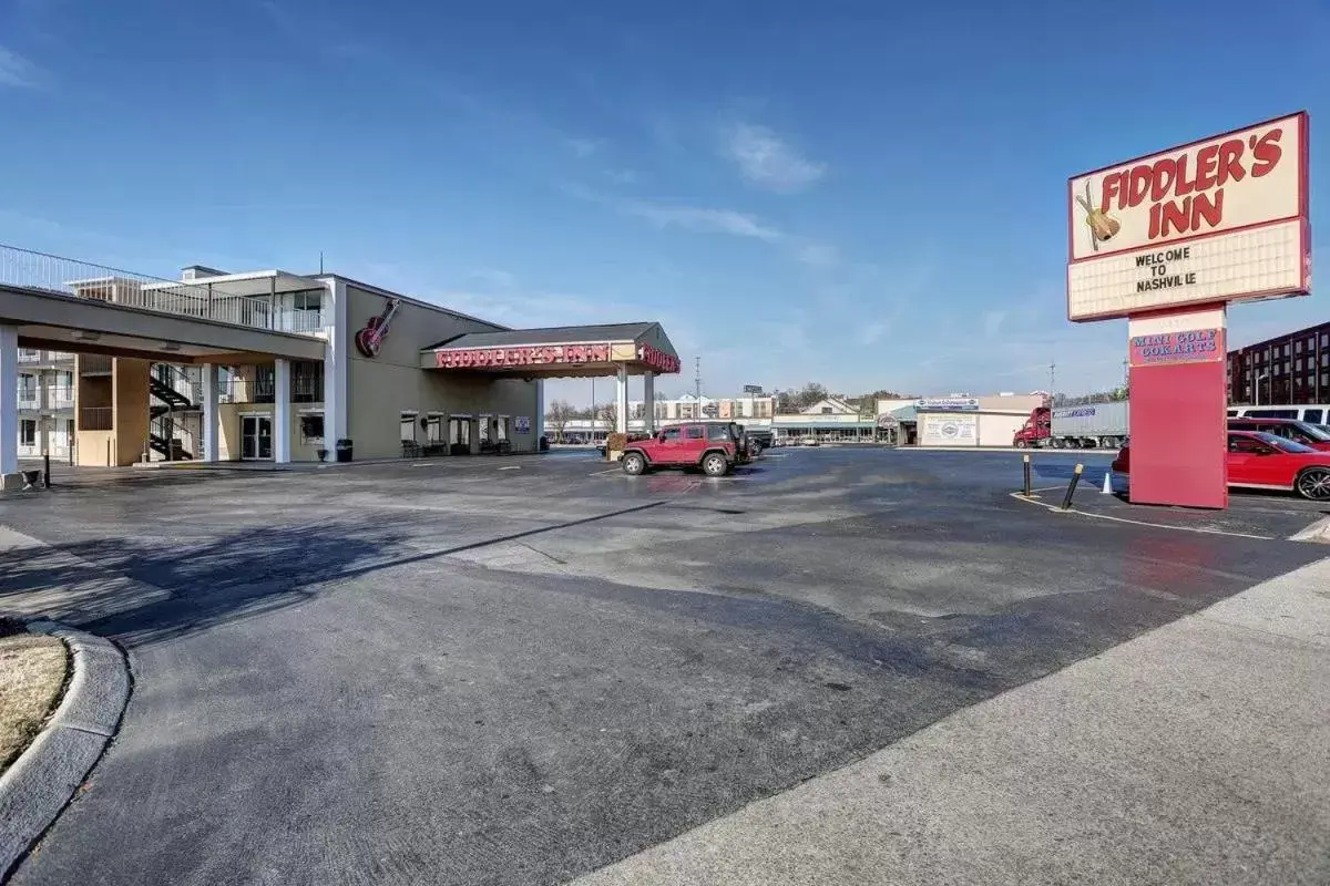 Property building in Fiddlers Inn Opryland Property building in Fiddlers Inn Opryland