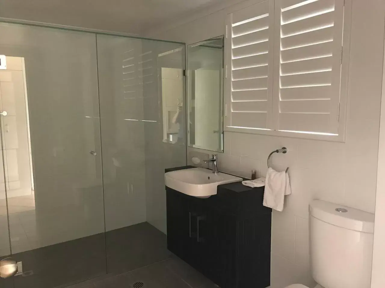 Shower, Bathroom in Rocky Gardens Motor Inn Rockhampton