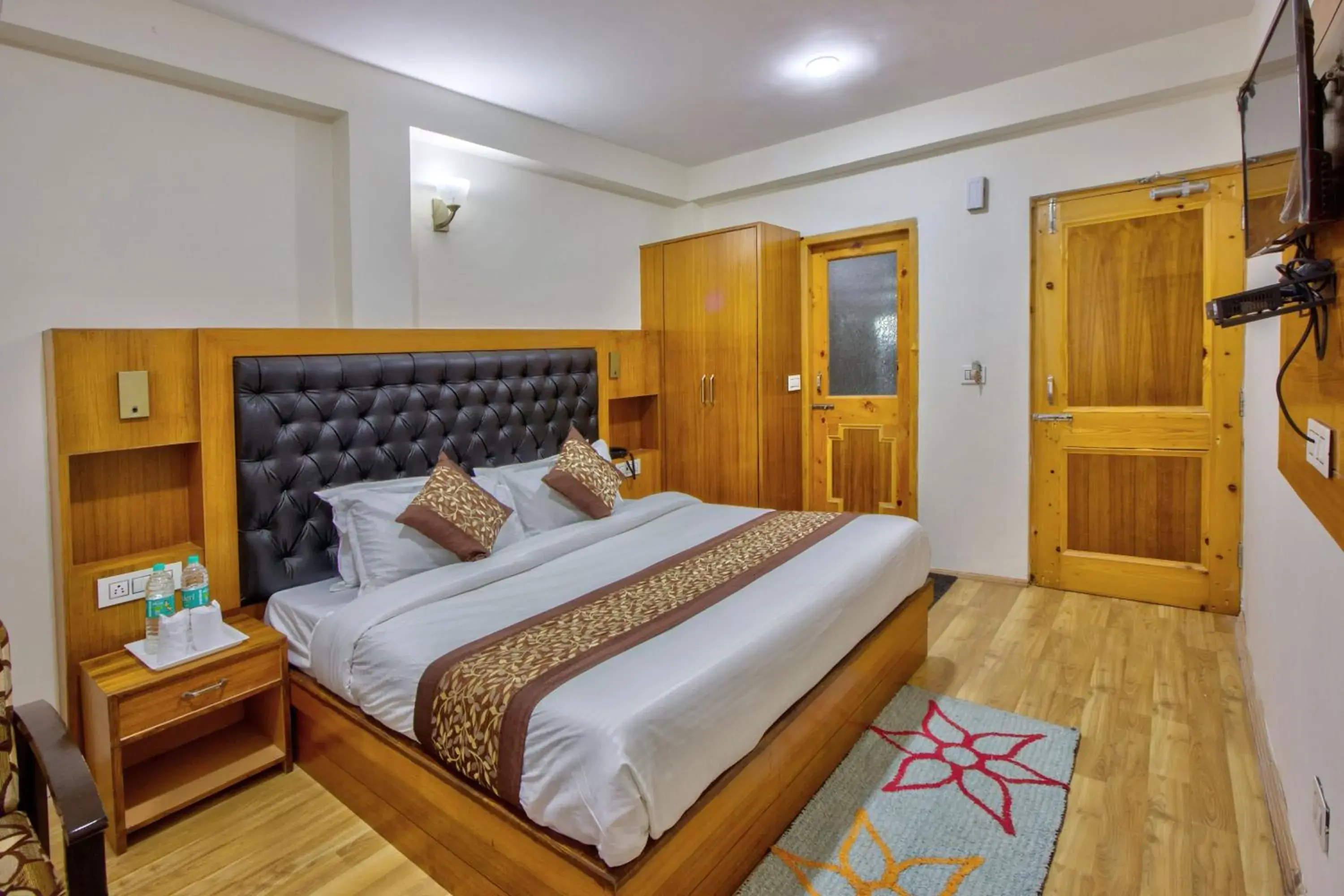 Communal lounge/ TV room, Bed in Thrill Nature Resorts 