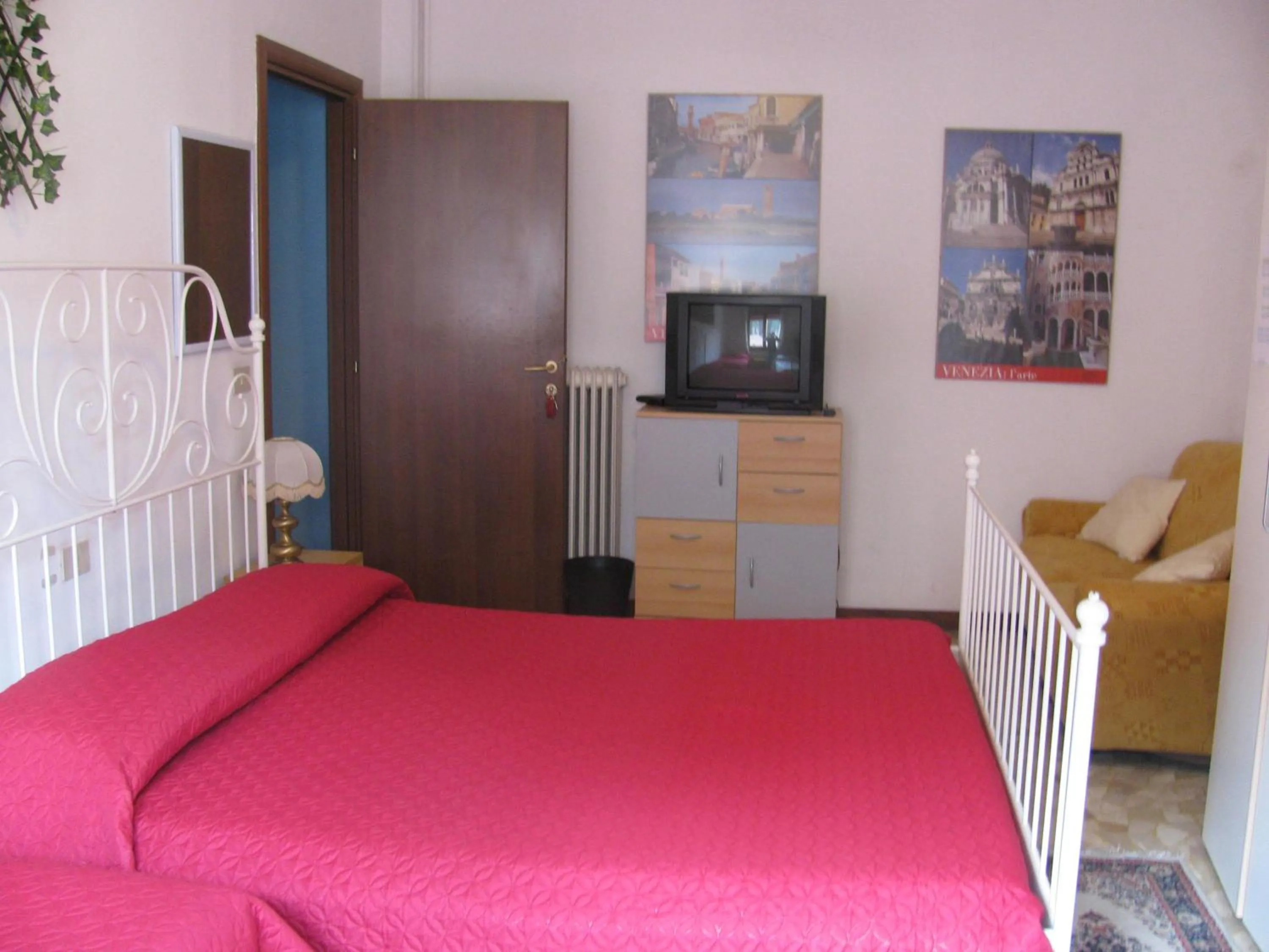 Bedroom, Bed in The Caponi Bros