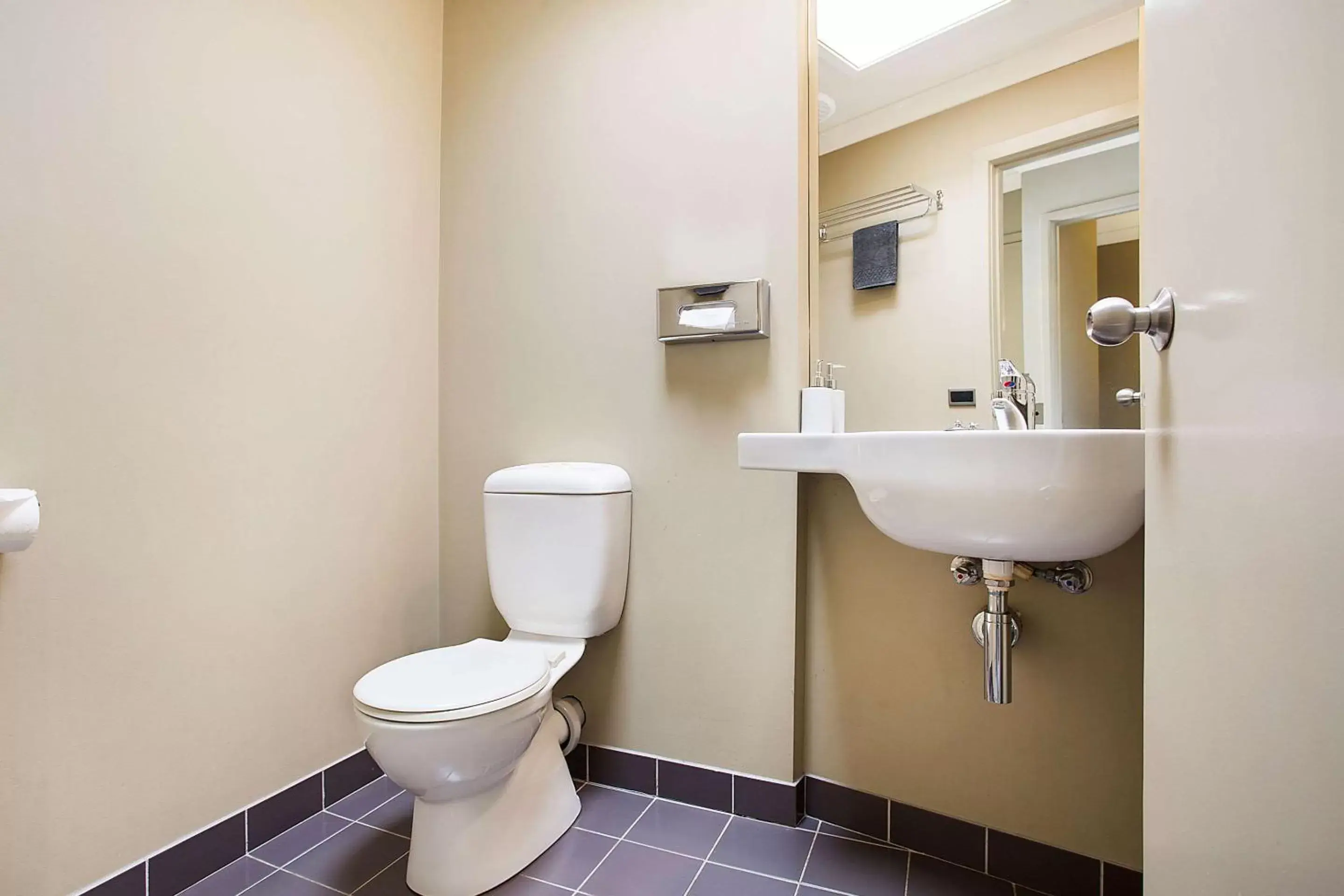 Bathroom in Comfort Inn on Raglan