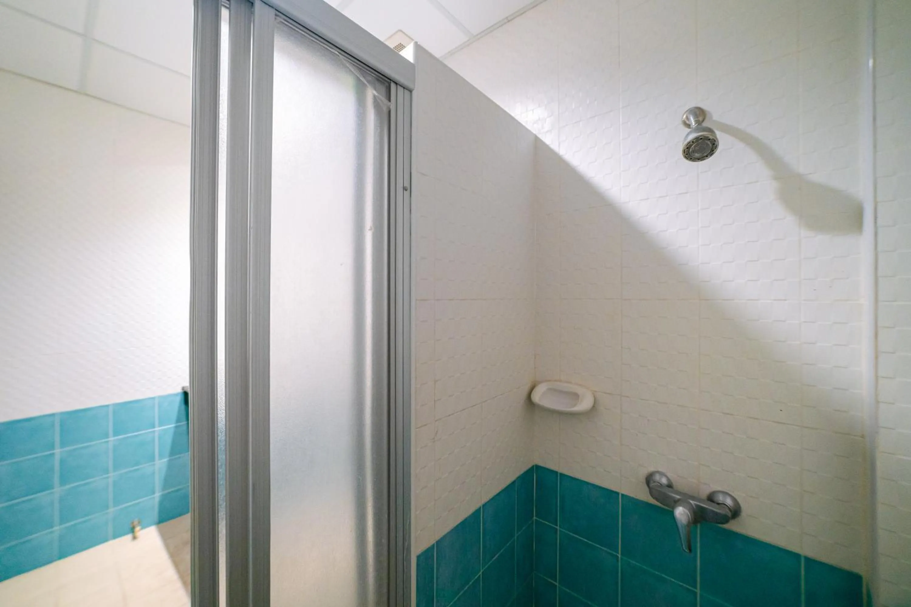 Shower in Ratana Hotel Sakdidet, PHUKET TOWN