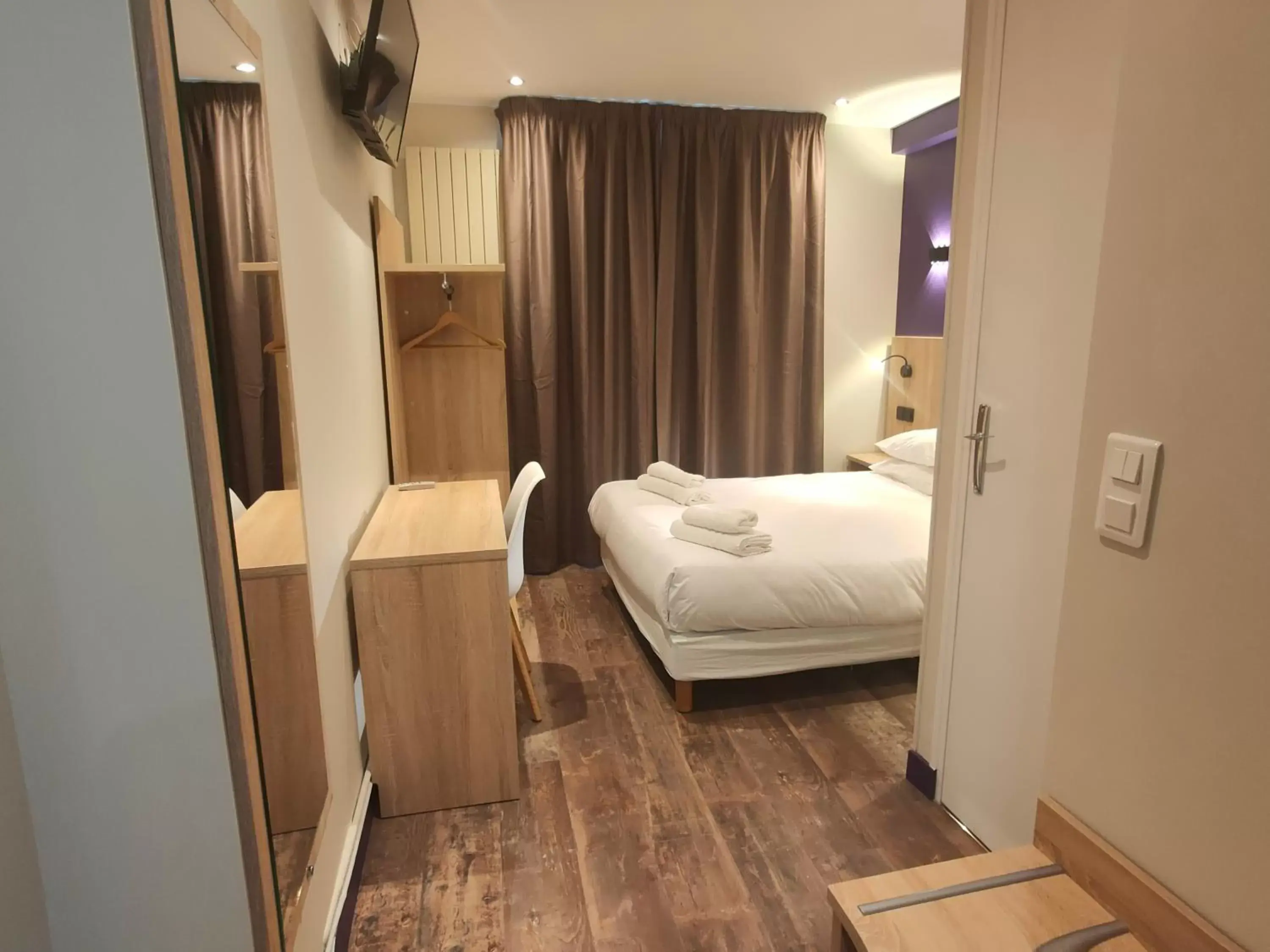 Bed in Hotel Modern Est