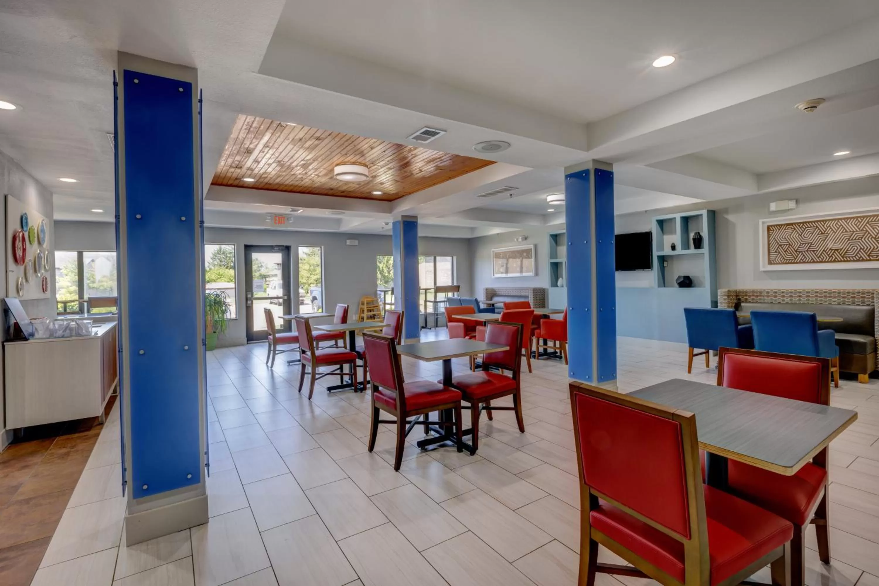 Breakfast in Holiday Inn Express & Suites Shelbyville Indianapolis by IHG