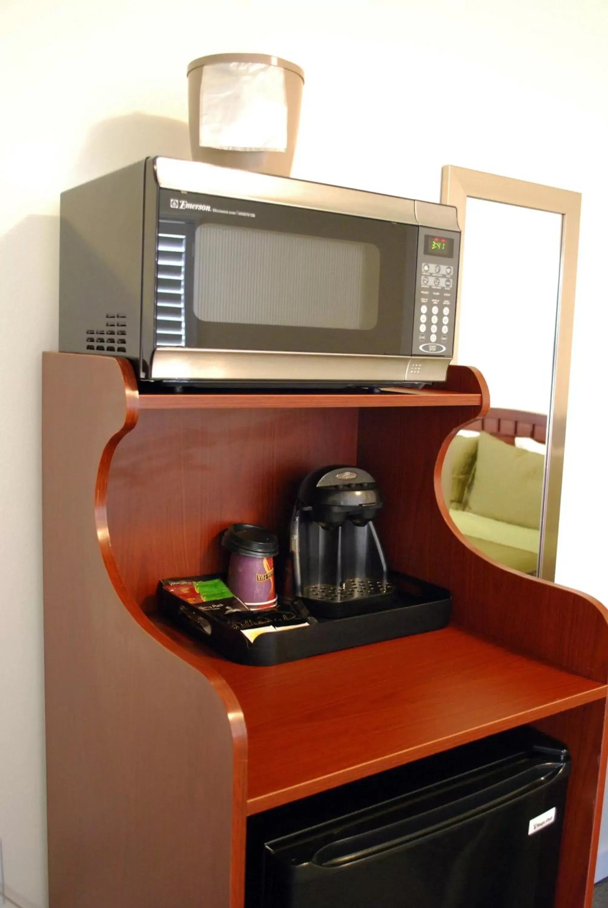 Day, Kitchen/Kitchenette in Bella Capri Inn and Suites