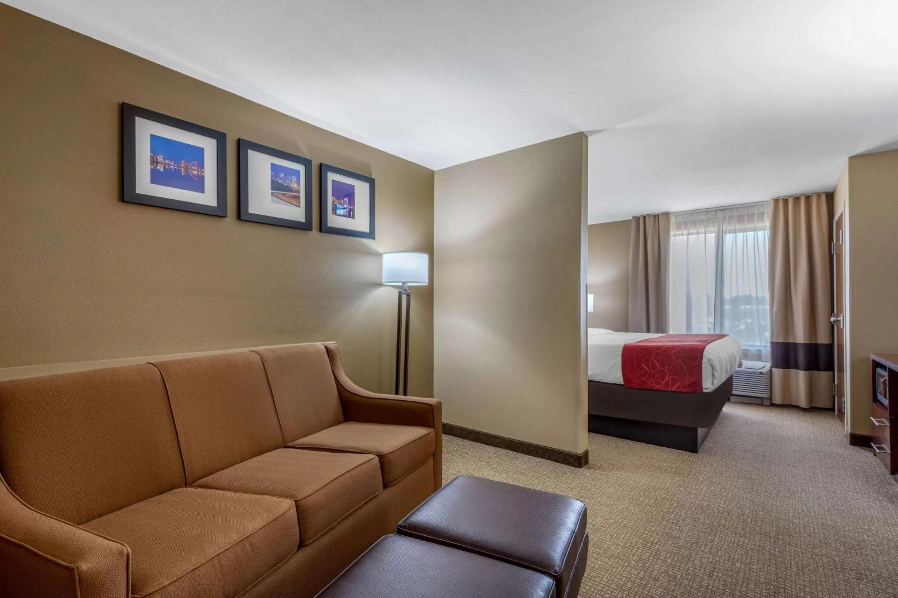 Photo of the whole room, Bed in Comfort Suites Pelham Hoover I-65